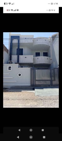 البيت يحتوي على ٣ غرف واحده الطابق الأرضي إضافة إلى ديوانيه وصاله ومطب...