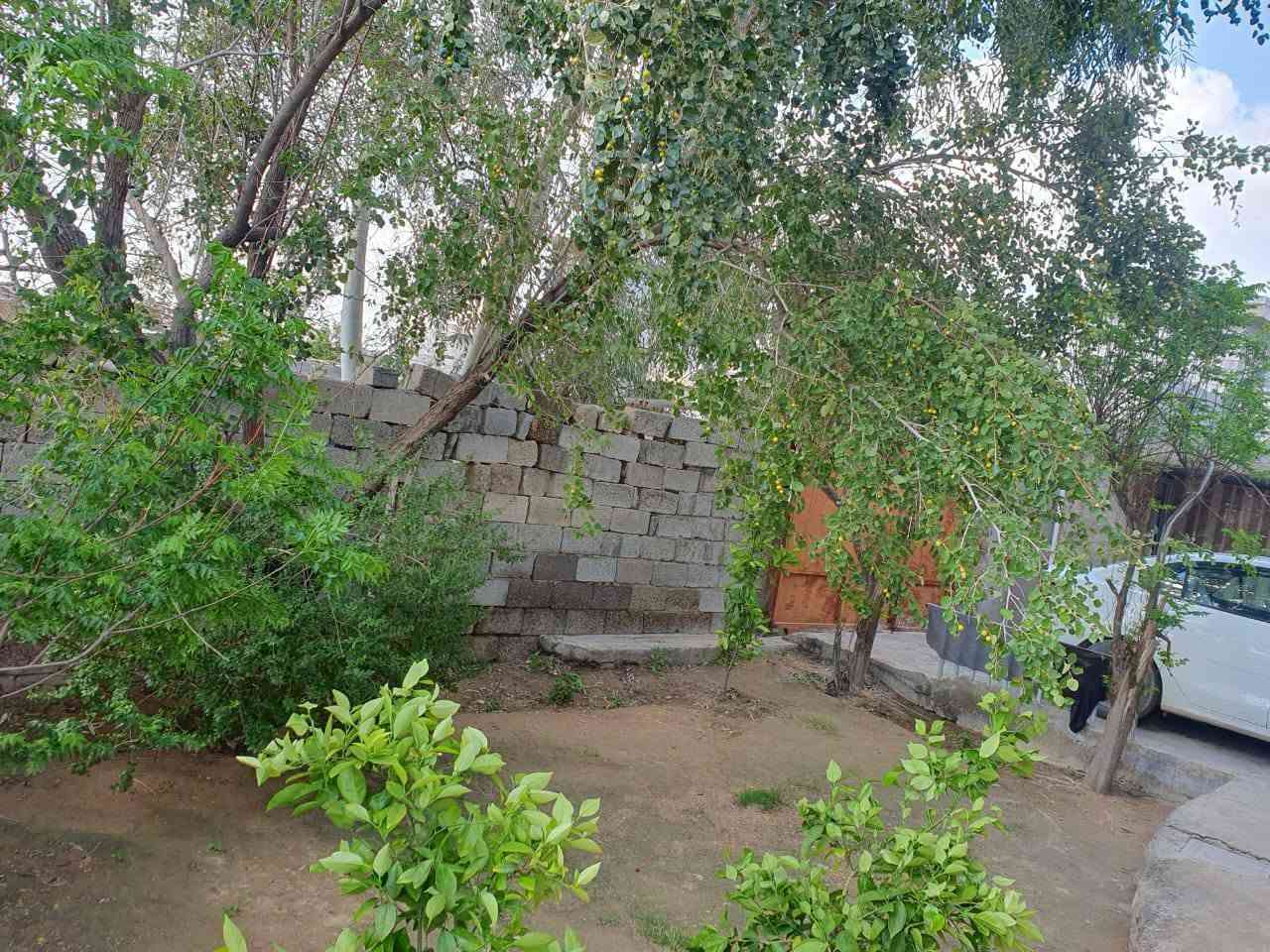 🏡 بيت للبيع - الفلوجة / الشهابي الاولى 🏡
📍 الموقع: الشهابي الاولى - يم المستوصف والمدارس
📐 المساحة الكلية: +700 متر 
📏 الواجهة: 18 متر | النزال: 48 متر
📏 الواجهة الخلفية: 11 متر
🛣️ الشارع الرئيسي: 13 متر | جانبي 9م | خلفي 9م

🏠 المواصفات:
- بيت ديوان + حديقة تابعة للديوان
- 2 دار مستقل 
- حديقة تابعة للدار الرئيسي
- 3 غرف نوم + غرفة ضيوف نساء + صالة + مطبخ + حولي
- كراج سيارة

📄 جنس العقار: طابو زراعي + وصل تطويب + وصل ماء + كهرباء

المميزات: مساحة كبيرة، موقع حيوي يم الخدمات
للتواصل مراسلة الصفحه 

البيع مباشر والمرتسم والصور على الطبيعة 👇


**إذا كنت صاحب هذا الإعلان وتريد حذفه لأي سبب، رجاءا أرسل رسالة إلى الدعم الفني**