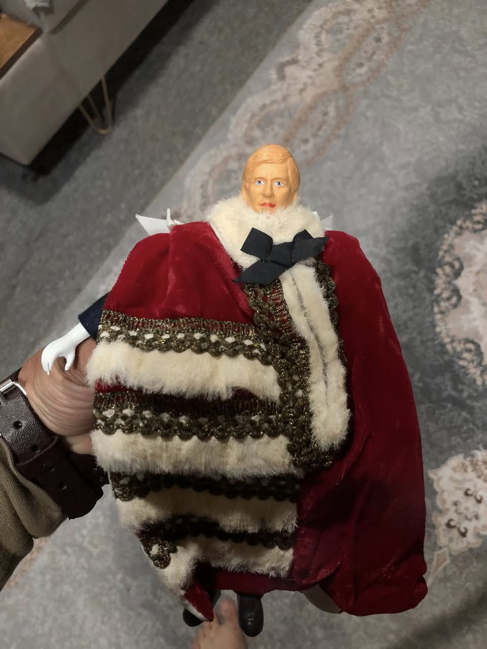 هذه دمية عتيقة من نوع Nisbet تمثل الأمير تشارلز في أردية الدولة.
تتميز الدمية بعباءة حمراء مع فرو أبيض وزخرفة ذهبية.
تمثل الزي الذي ارتداه خلال تنصيبه أميراً لويلز.
تعتبر قطعة تجميعية عتيقة (Vintag


**إذا كنت صاحب هذا الإعلان وتريد حذفه لأي سبب، رجاءا أرسل رسالة إلى الدعم الفني**