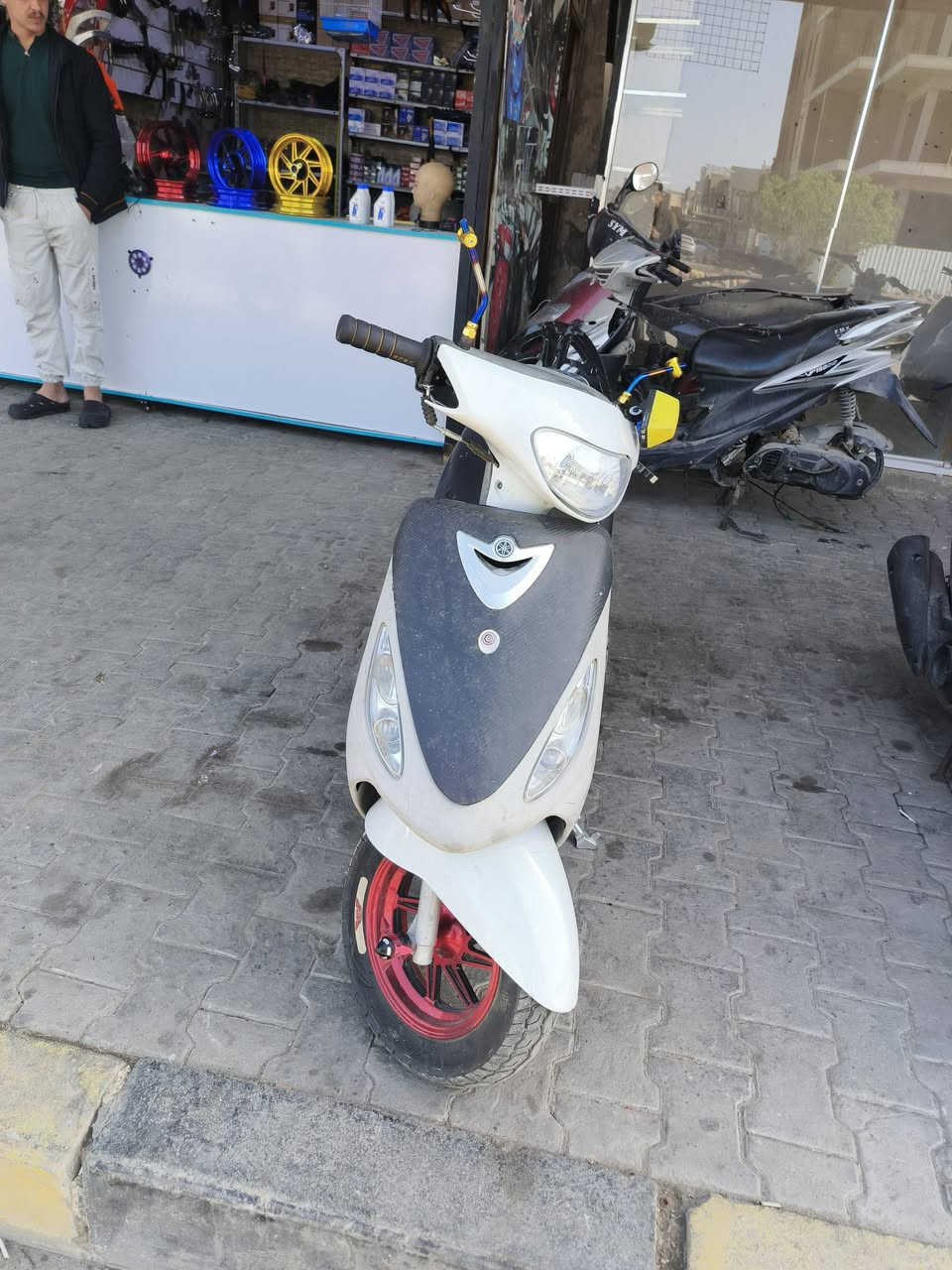 سلام عليكم ماكس عدله للبيع فول تزويد شوفت عينك  متعوب عليه الدراجه مكينه ٥٥ مكاني نجف حي الغري ما متواج خاص تصال عل رقم ***********
