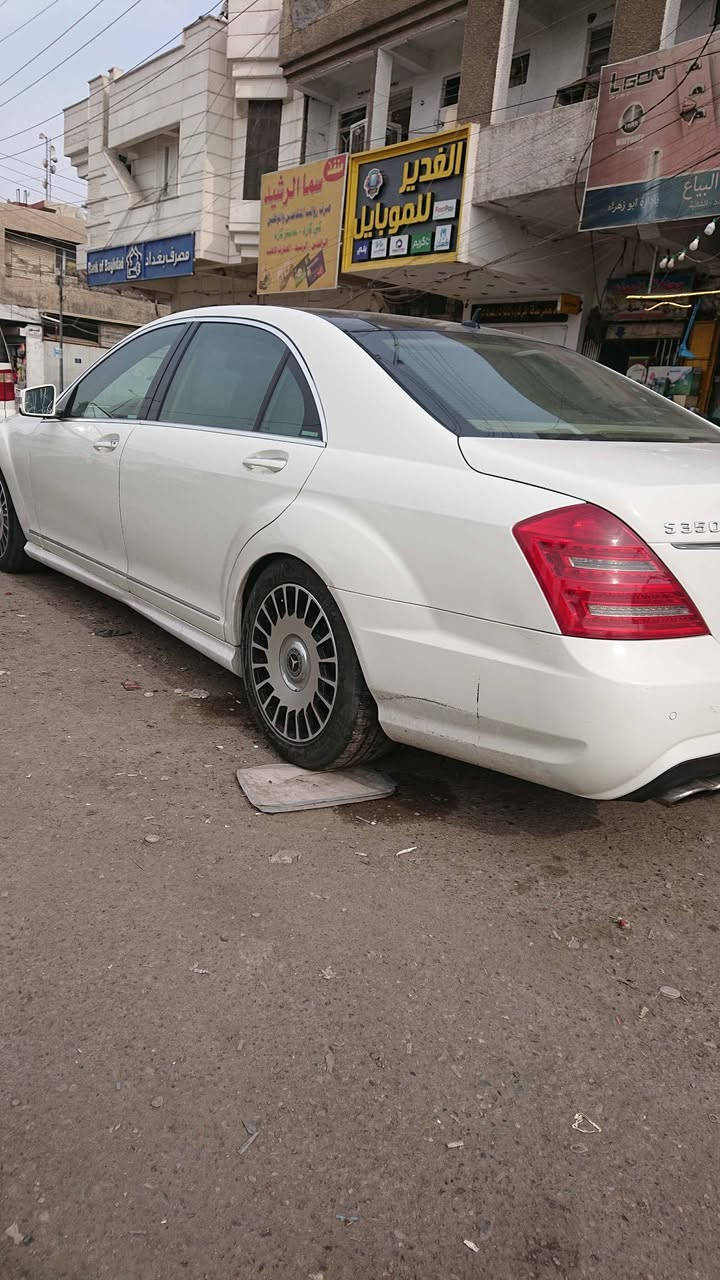 مرسيدسS350 موديل2009محدث 2013 لارج باب طويل محرك 6مرغوب  سقف بانوراما اربع ابواب بصمه 
اربع ابواب شفط
شفتات ستيرن
تبريد قطعتين 
جكات رفع السياره 
جنطه شفط 
مقعد خلفي رئاسي
بردات كهرباء 
تلفون وموس 
سايد بريك بصمه
ستيرن كهرباء متحرك 
وضعيات قيادة خزن ميموري سستم سماعات هارمن كاردون 
سيدي changer
حساسات أمامية وخلفية 
مثبت محدد سرعه اناره الداخل والدشبول 
ويل حجم 18جديد تخم تاير جديد 
وبعد بيها مواصفات 
(السياره بيها 4قطع جاملغان اماميه +بنيد وكلير شويه بتكمه اليمنه مكان السياره بغداد البياع حي الإعلام السعر 190 وبيها مجال بسيط ***********
(ورقم مميز )
