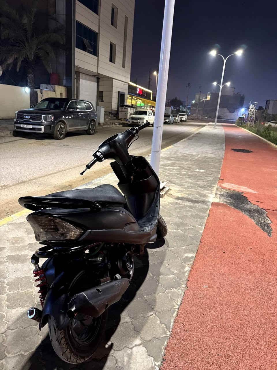 سلام عليكم دراجه ماكس عدله راجع رياضي كلشي شغال مكينه خرسه لا نضوح ولا تبخير 
بوشه بلاد 49 كلاجات بلاد ،،، دبلات امامي وخلفي جدد . تايرات جلاتين . كزوز اف ام . كلوب زنون. ويلات بلاد جدد كفرات ختم اسود طافي
شغاله سلف هندر بس باتريه ضعيف . معدل وشلعه خير من الله ،،، ابيعه مفتوحه لن خذيته الاكثر من واحد يكول ما مفتوحه انا ابيع مفتوحه سعر 750 وبيه مجال للطيبين مكاني بصره ٥ميل رقمي فقط واتساب ***********
