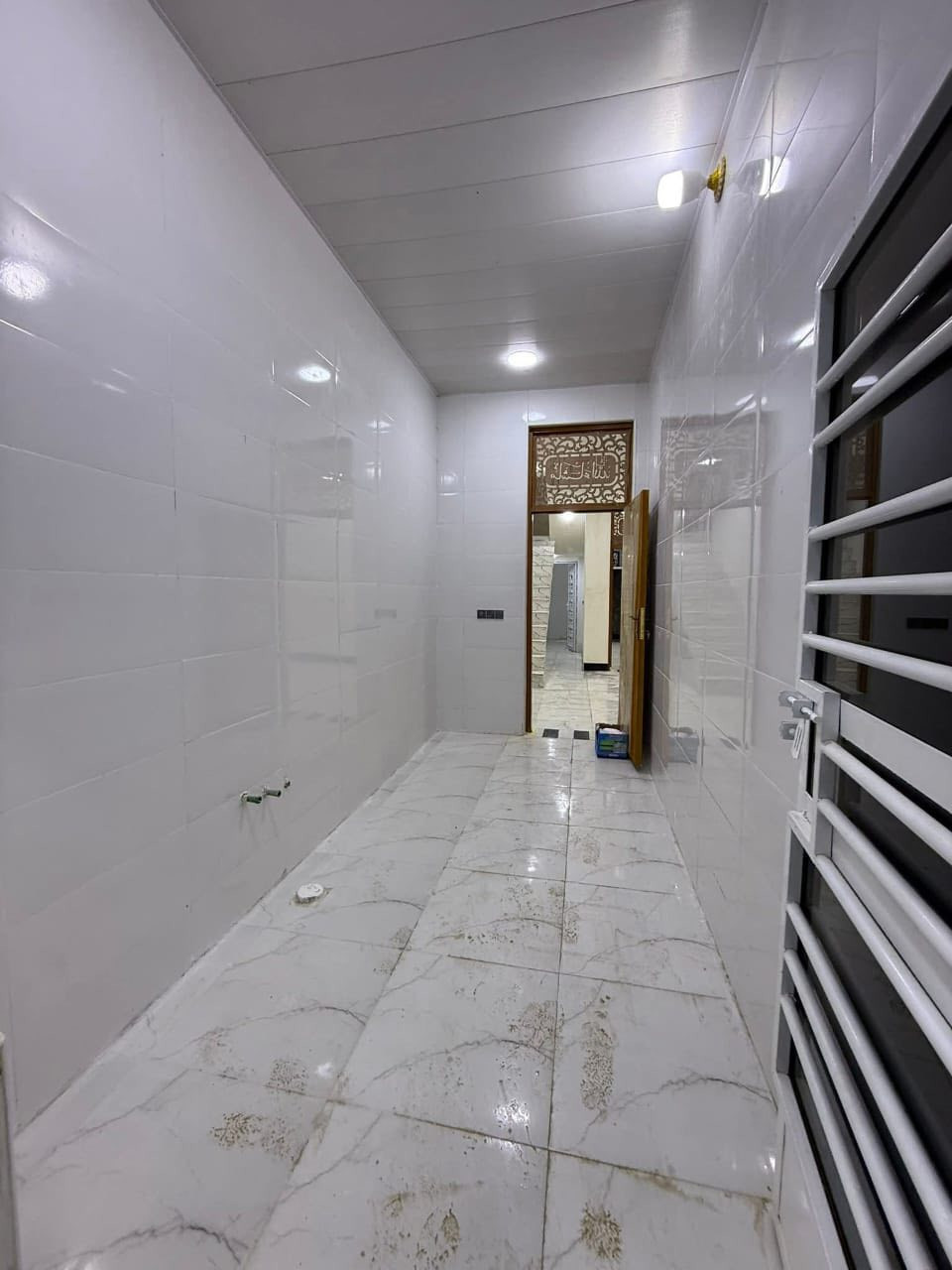 السلام عليكم بيت طابو صرف حي الحسناوي مساحة 130 متر بناء طابوق درجة اولى حديث مامنزول غرفة وصاله واستقبال ومطبخ ومجمع صحيات داخليه وخارجيه مسحوب عليه مبادره السعر 59وبي مجال بسيط علما سعر البيت قبل المبادره 85
رقم الهاتف ***********
