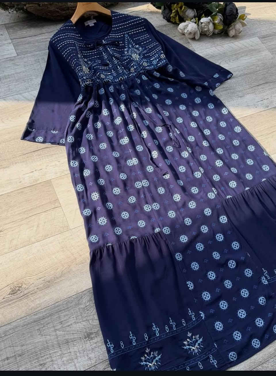 #دراعةكشمير خليجي بنعومة فاخرة ✨
لون راقي وتطريز ناعم يبرز الأنوثة بذوق هادئ🌸🦋
قصة مريحة مع شدّة خصر تعطي شكل أنيق ومرتب🐅🙂
مناسب للبيت، للضيافة ولمّات رمضان 🌙
القياسات _L __xl__2xl__3xl
#سعــــــــــــر15
يوجد توصيل داخل المسيب الفين دينار 
يوجد توصيل محافظات


**إذا كنت صاحب هذا الإعلان وتريد حذفه لأي سبب، رجاءا أرسل رسالة إلى الدعم الفني**