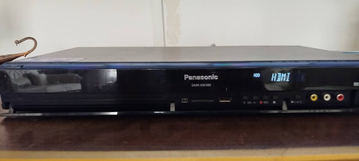للبيع..ديفدي بلورايت panasonc  HDMI يحتوي على هارد 500GB عرض و تسجيل من الديفدي الى الهارد و بالعكس ويسجل من فديو كاسيت على الديفدي او الهارد الداخلي.ويسجل من الستلايت على الهارد او الديفدي بسرع  تسجيل SP/LP/EP يحتوي على مدخل انترنيت لوجود تطبيقات مثل اليوتيوب و نتفلكس ومدخل USB ومدخل لتسجيل الكامره..مع ريمونت الاصلي..


**إذا كنت صاحب هذا الإعلان وتريد حذفه لأي سبب، رجاءا أرسل رسالة إلى الدعم الفني**