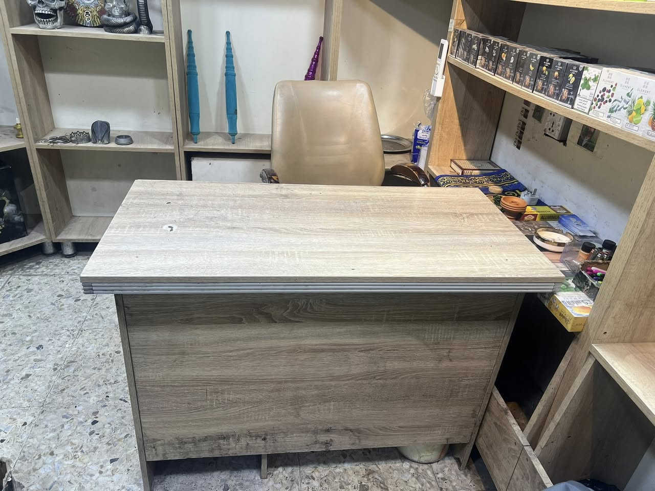 السلام عليكم 
يوجد رفوف مستعمله للبيع استخدام قليل العدد 9 يحتوي الرف الواحد على ثلاثة أو أربعة خانات 
و يوجد عارضة مقبلات او معسلات 
قياس (180x160)
ارتفاع 140cm
و يوجد ميز مكتبي
قياس (100x50)
ارتفاع 100cm
السعر 600 الف (بي مجال) قابل للتفاوض 
* ملاحظة : السعر شامل الرفوف مع العراضة مع الميز 
الاستفسار  خاص أو الاتصال 
رقم الهاتف : ***********
