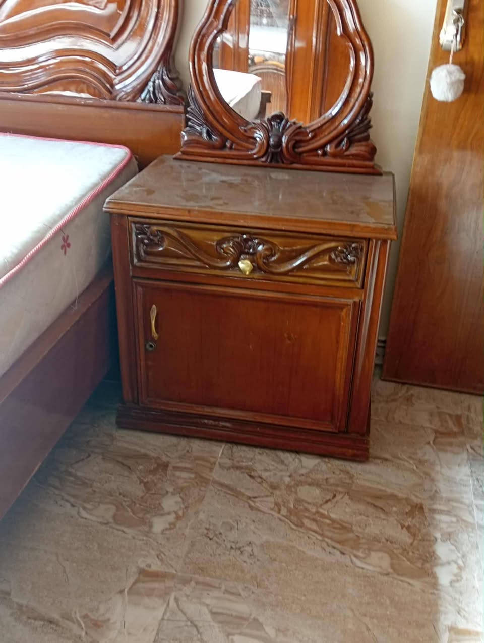 سلام عليكم غرفه نوم اخشاب بورمن صاج ملكي عمل نجاره الغرفه حلوه ونضيفه للبيع السعر خاص عنوان بابل مركز مدينه رقم التليفون ***********
