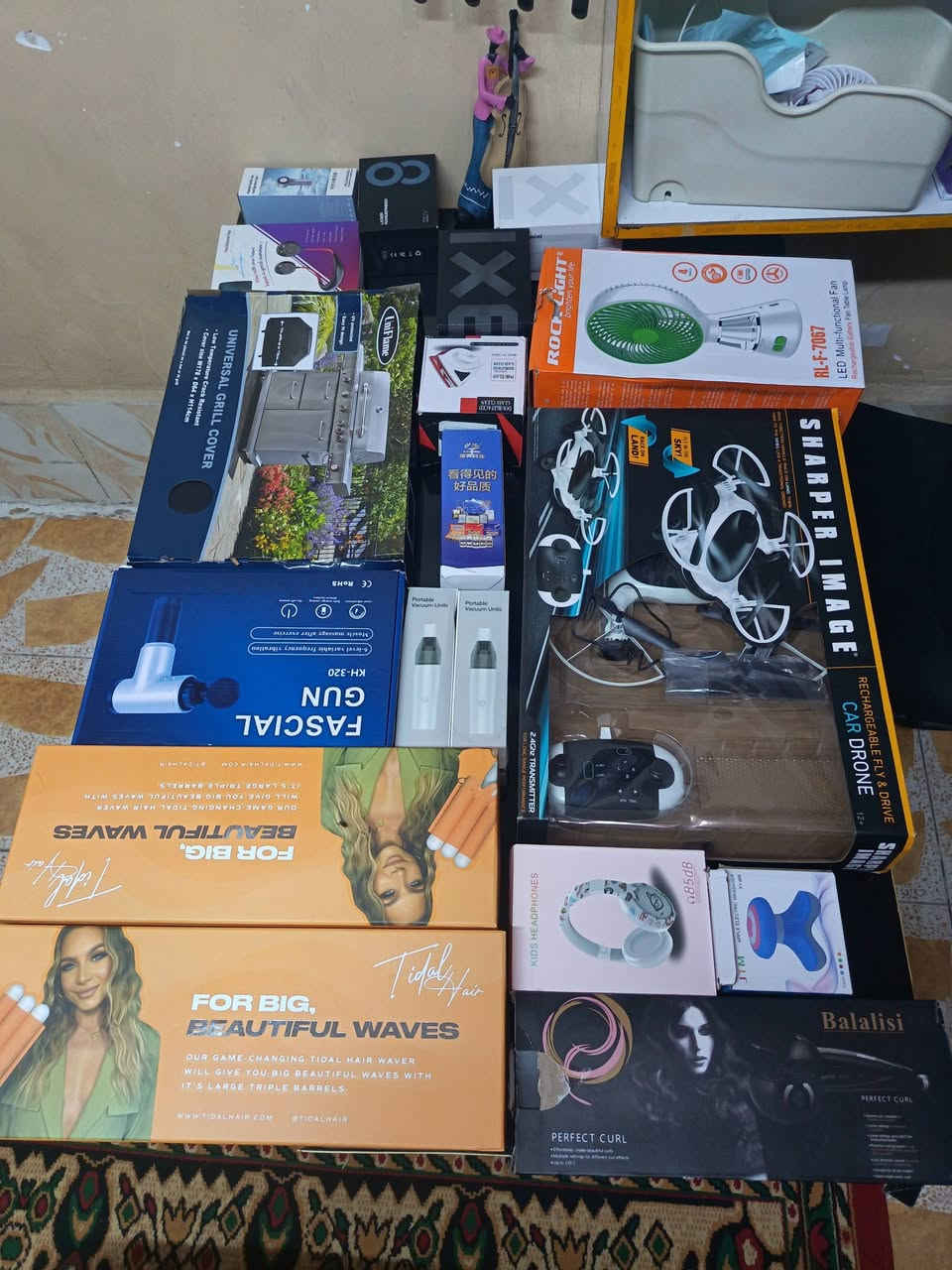 السلام عليكم شلع كلهن  للبيع مابيع مفرد الي على باب الله يفيدنه بطي سعر وبالعافيه بيهن كميه من الملابس قليله جدا واحذيه بيهن والالكتروني كله شغال مابي شي فحم مزاد اعلى سعرابيع ***********4واتساب
