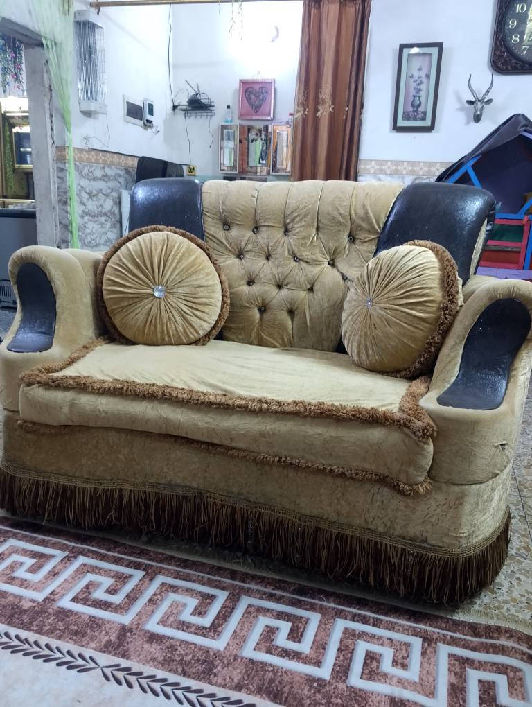 للبيع تخم عشر مقاعد معه طبلة وسطية وسيت طبلات وميز بلازمه وشلال حي البساتين على القناة *********** بغداد, العراق
