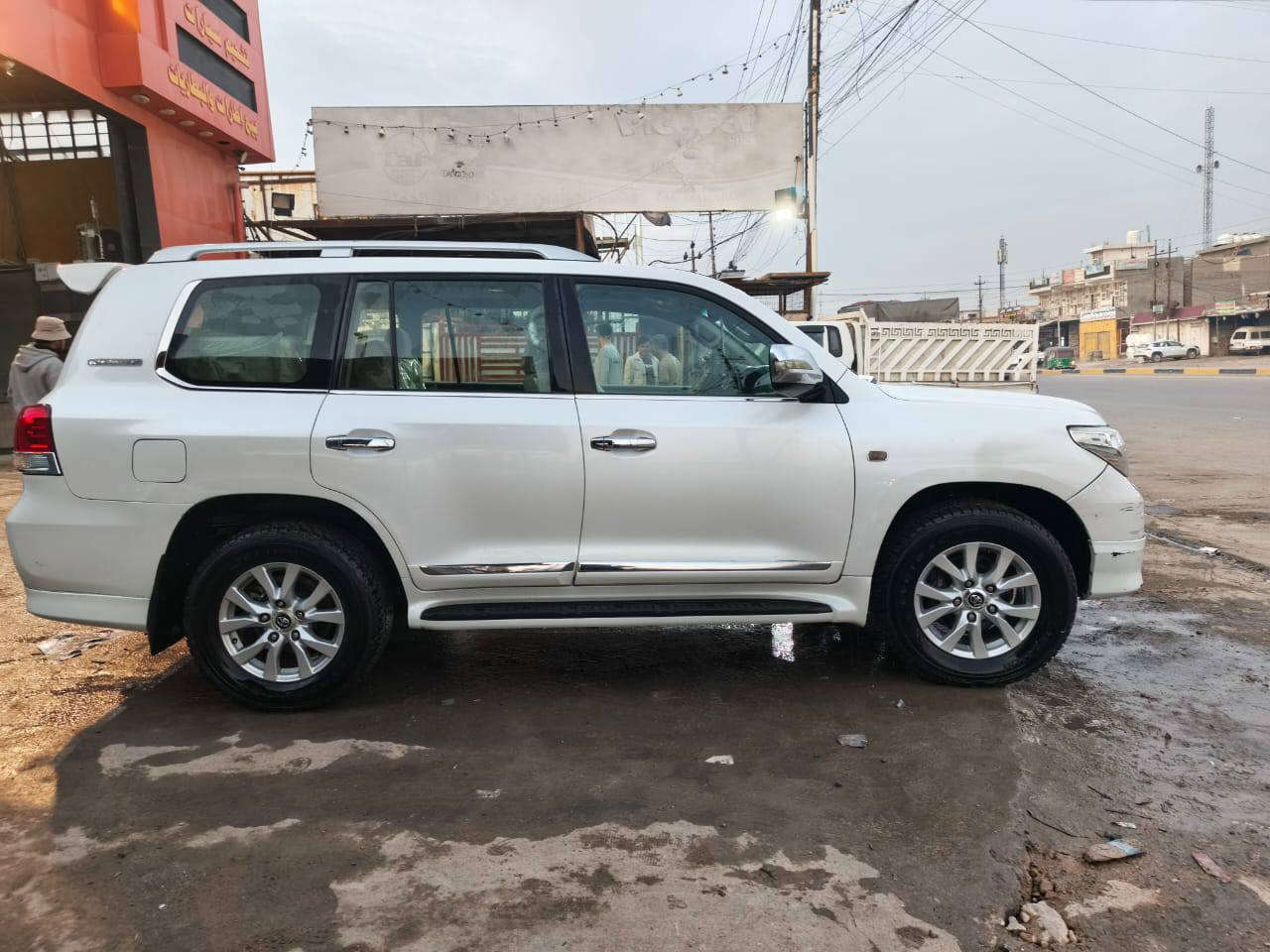 السلام عليكم 
لبيع سياره لاند كروزر
2010سياره مكفوله 
كفال عام سياره نضيف
سياره بسمنه ثاني يوم تحويل
رقم الهاتف ***********
مكلف بل نشره
