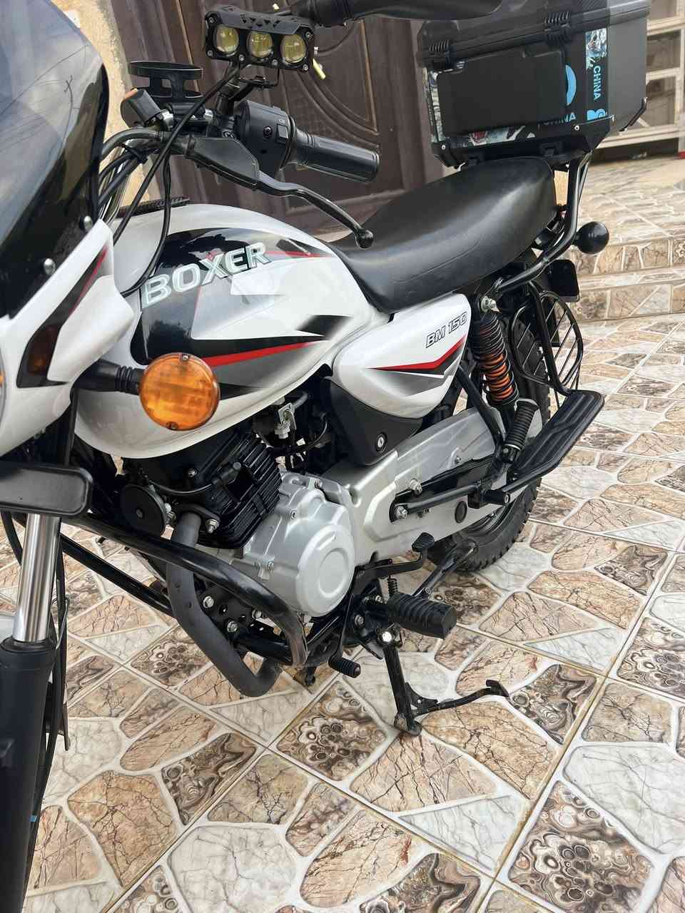 للبيع دراجة بوكسر  موديل 2022 دراجة كلشي بلادي منزلها من الشركة على أيدي سنوية بسمي رقم مميز تحويل ثاني يوم ماشية 18 ألف  دراجة نضيفه ما مشتغل بيها دلفري سعر 2,150,000 رقم الهاتف ***********
