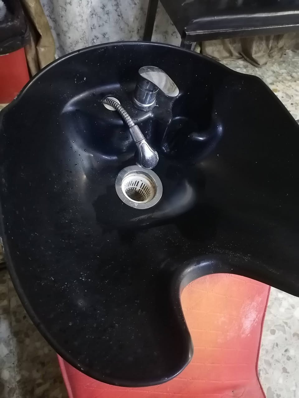 مغسلة صالون المكان شارع المطار القديم السعر 75 وببها مجال ***********
