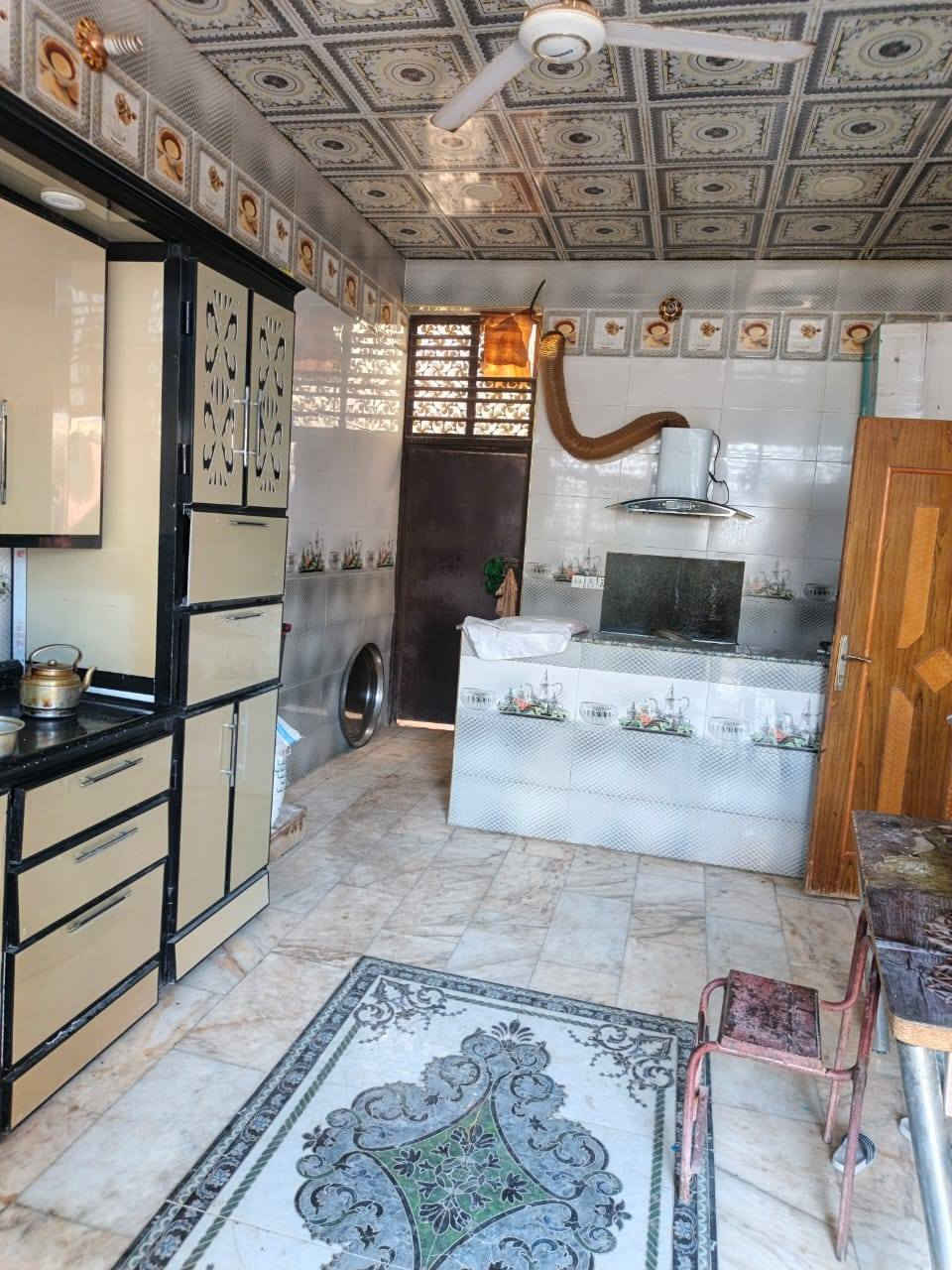 دار للبيع مساحة 250 متر طابو صرف 
▪︎ العنوان / بداية حي الزهور بالشارع اللي خلف أسواق الحاج محسن العكن غير محجوز نهائيا مداور ثاني يوم بعد البيع مباشرة 

▪︎ البناء حديث كونكريت طابقين 
أساس رفت كونكريت 
البناء طابوق 
السقف صب كونكريت 

▪︎ التفاصيل 

• الطابق الأول 
يتكون من مجمع صحيات خارجية 
أستقبال 5 × 9
مطبخ حار وبارد 
صالة 5 ×8 
مجمع صحيات داخلية 
غرفتين  4 × 6
مناور عدد 2 

▪︎ الطابق الثاني 
غرفتين 4 ×6 
صالة 
مجمع صحيات 
السطح أشتايكر 
بااقي التفاصيل والسعر التواصل ع الخاص أو الأتصال ع الأرقام التالية 

***********
***********
***********
