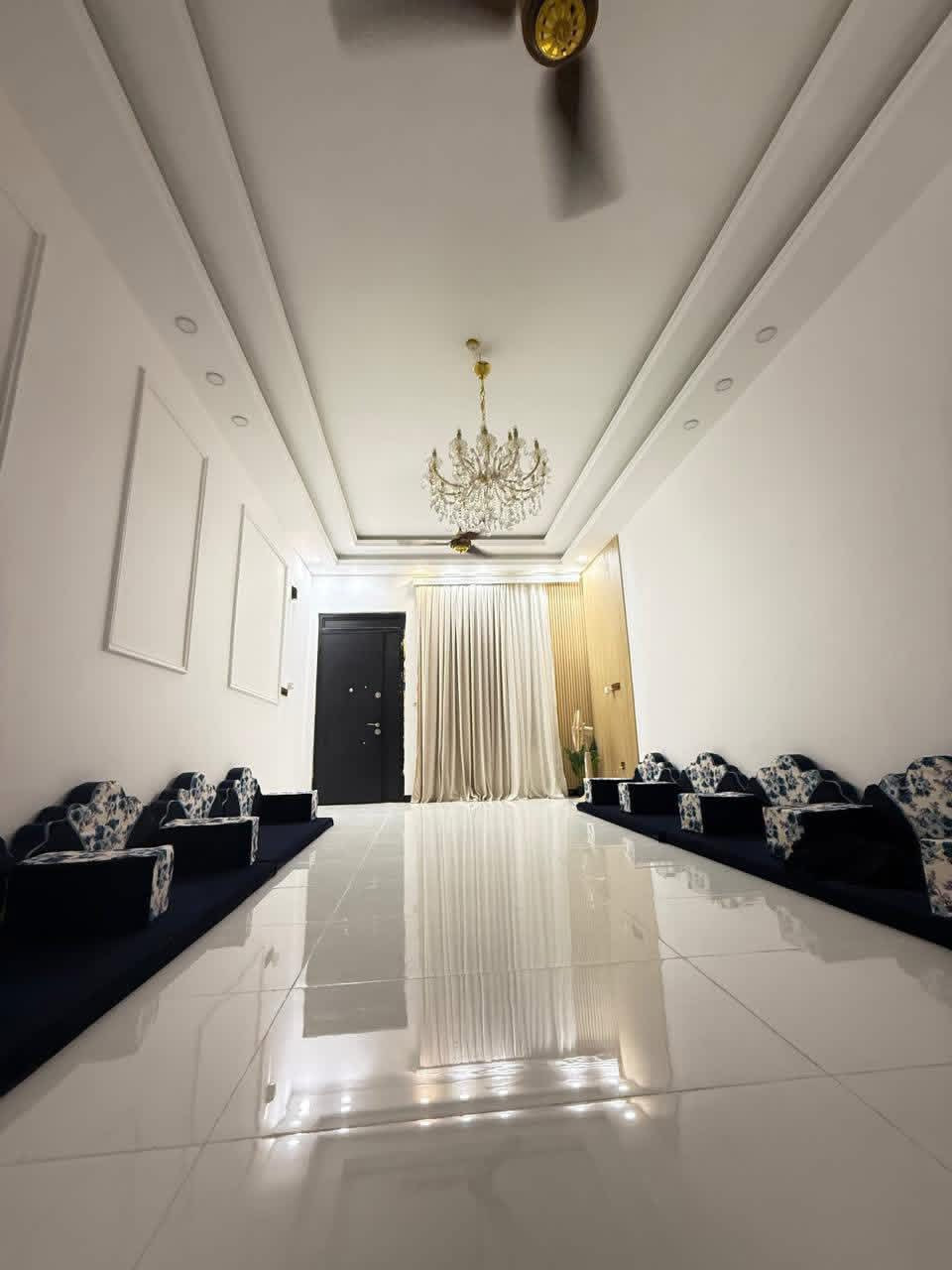 بيت للبيع
حي منصور نزله علوة السيد 
مساحه 350
طابو زراعي سند 25
بناء درجه اولى
البناء
استقبال ضيوف
استقبال نساء
غرفتين نوم في الاطابق الارضي
مطبخ حار 
مطبخ بارد
هول
حمامات داخليه مع منزع
الطابق الثاني غرفه + بيتونه

حمامات خارجيه +منزع
كراج سياره
حديقه 
مساحة البناء تقريباً 250
للستفسار
***********
