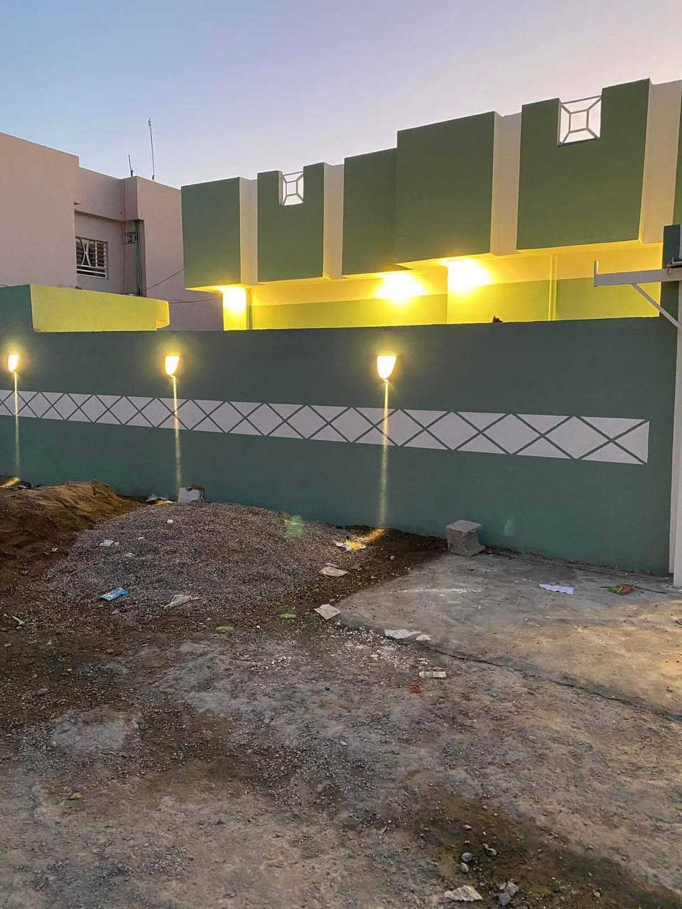 السلام عليكم... دار للبيع في المقدادية حي المعلمين خلف متنزه نور المقدادية قرب بيت دكتور قاسم . طابو صرف طابق واحد المساحه ٢٥٠ متر بناء قديم لكن مرمم درجه اولى وكلش نضيف ومتعوب عليه... والمنطقة فول خدمات وهاي الصور أثناء الترميم... 
للطلب والاستفسار يرجى مراسلتنا على الخاص او الاتصال على الرقم *********** واتساب او زياره مكتبنا الكائن في شارع دبي مجاور مطعم انكيدو.. مع تحياتي وتقديري للجميع
