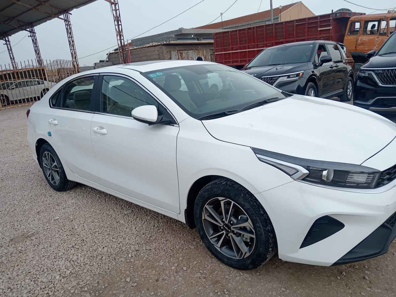 كيا سيراتو موديل ٢٠٢٤ محرك ٢٠٠٠ دوش ماشية ٢٤ الف فقط اسبير مانازل فول مواصفات بدون بصمة رقم بغداد دولي بأسمي بيها نصف قطعة صبغ بدون فتح أو عابر، 
السعر ١٨٠ ورقة نقد أو مراوس مكان السيارة السماوه الرميثه للاتصال *********** او ***********
