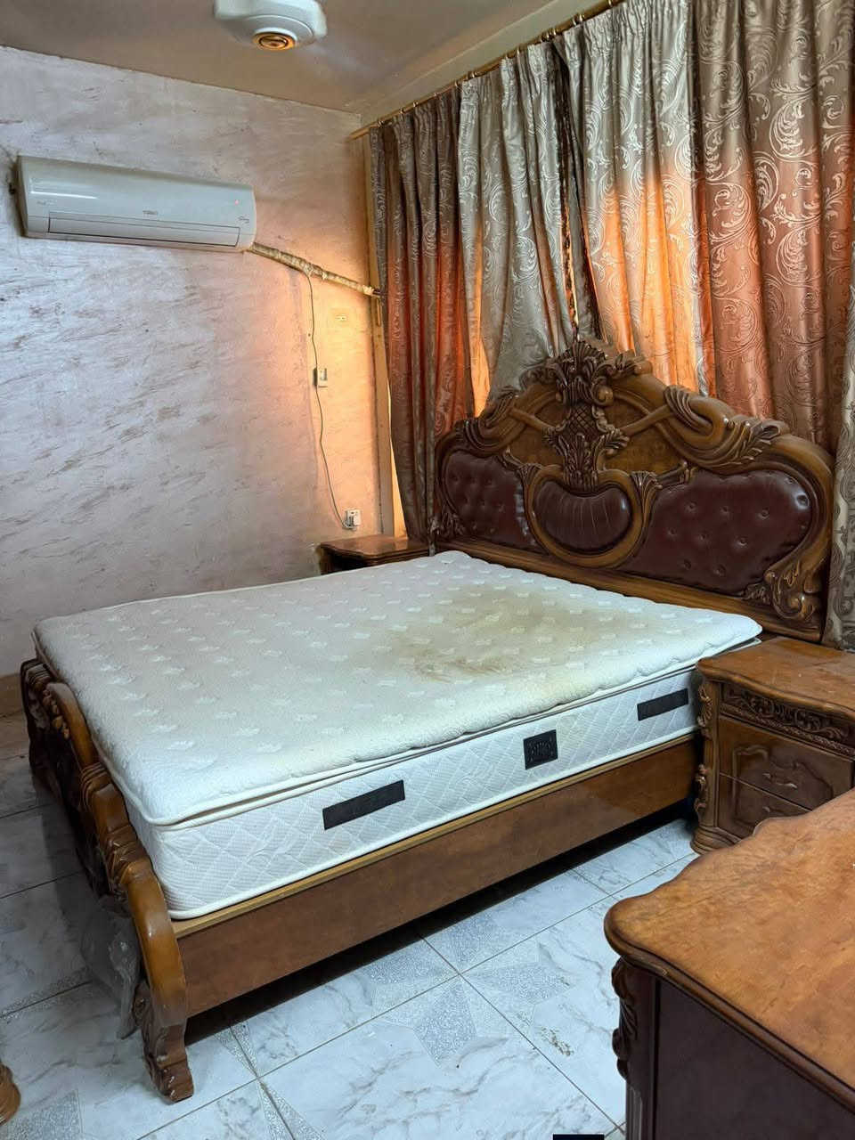 غرفه نوم ماليزيا
دولاب 6 أبواب كبير.
سرير أم نفرين.
تسريحة كبيرة.
كومدينتين الي يحب يتواصل على رقم ***********
المكان العامريه
