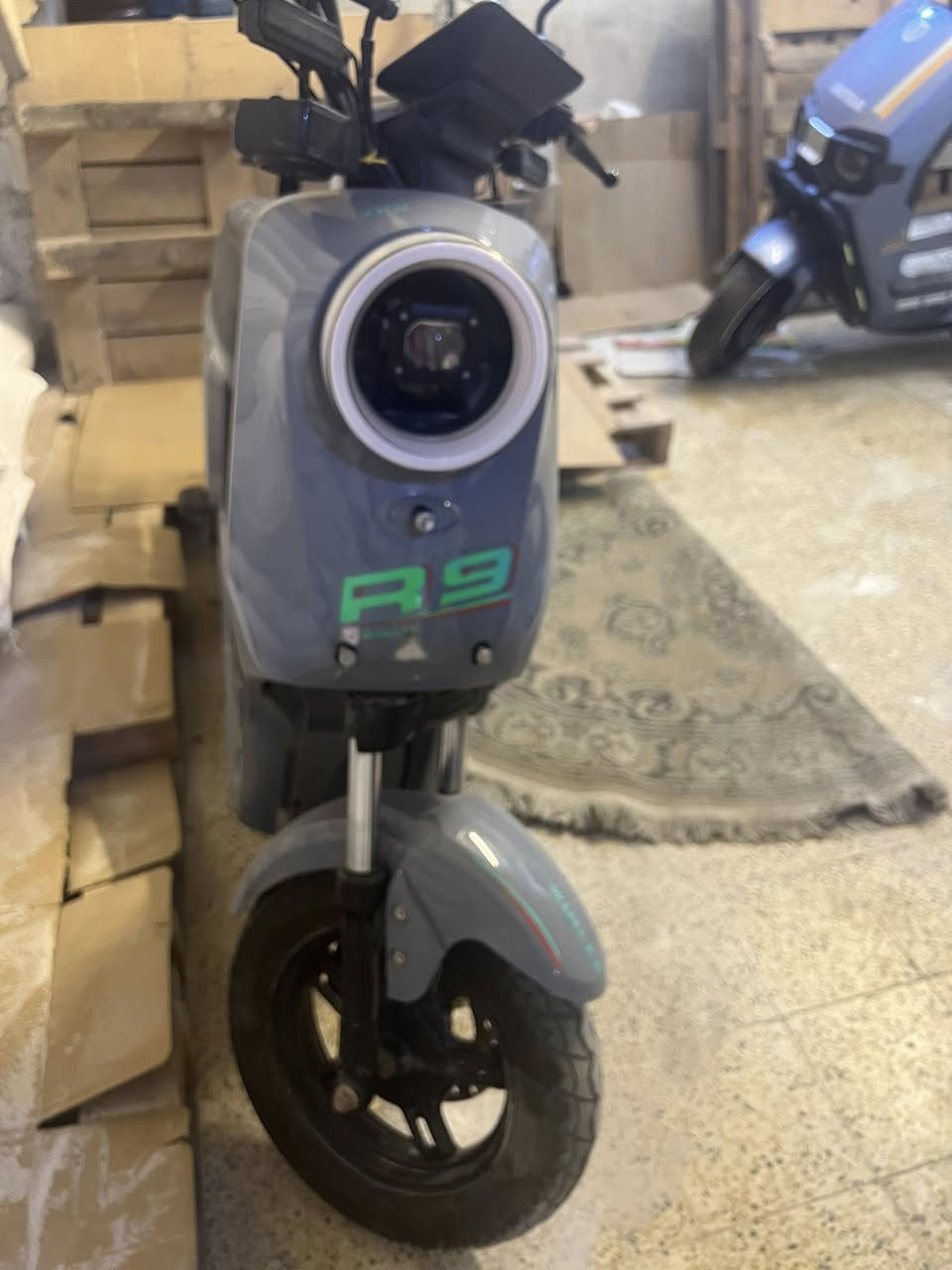 السلام عليكم 
R9 
للبيع بطاريات زينات مو جدد بس زينات
دراجه شغاله ومابيها شي 
جانت متروكه 
كهربائيات شغاله 
يرادلها ترتيب 
السله مالتها موجوده 
مكاني كراده 
***********
السعر ٣٠٠ وبي مجال
