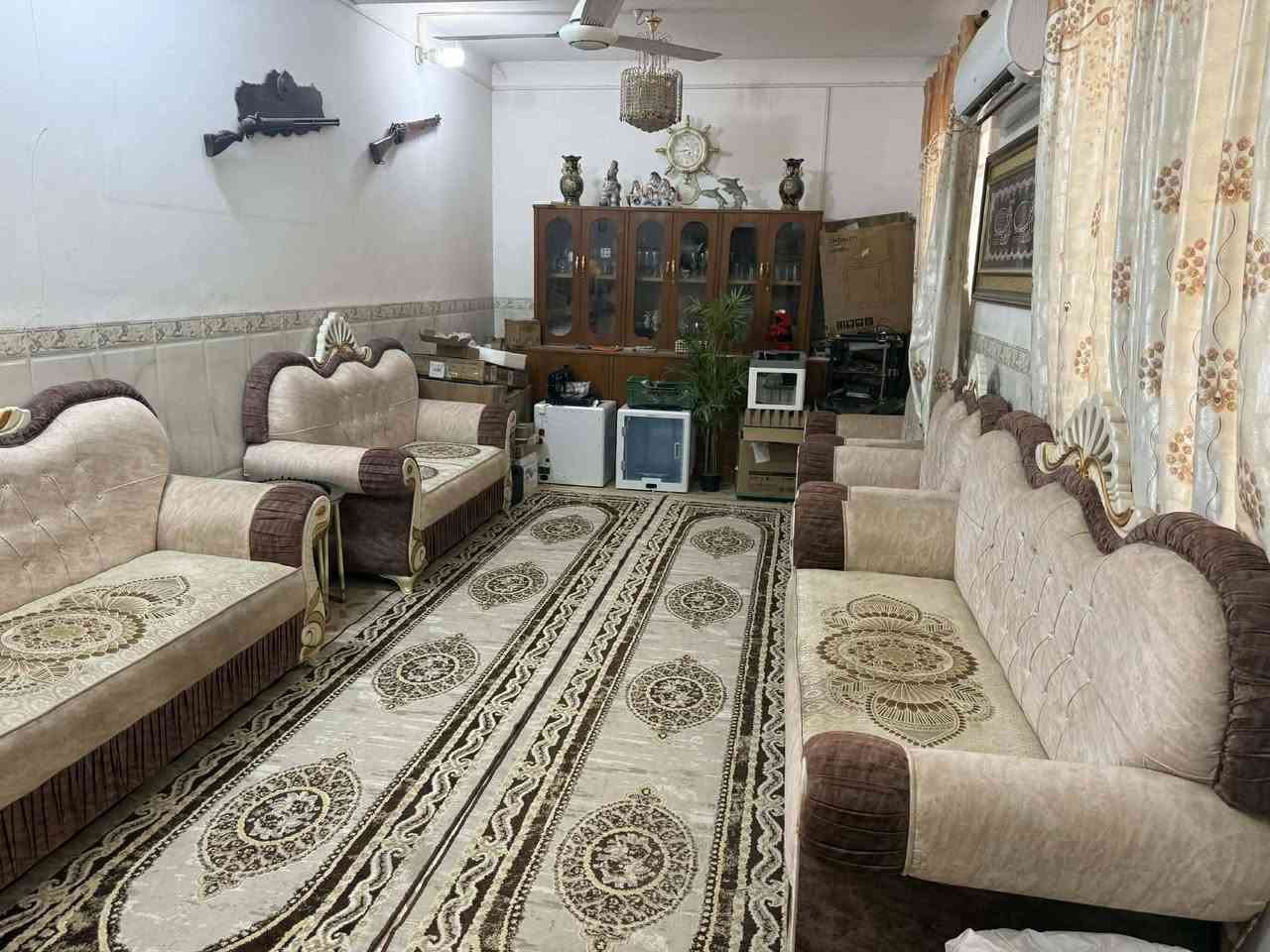 بيت طابو صرف للبيع  الموقع شارع خالد العطية  ثالث بيت من جهة الشط 
مساحة البيت ١٤٠ م    الوجه ١٢ م والنزال ١٢ متر 
متكون من غرفة وصالة واستقبال ومطبخ وحمام 
والطابق الثاني غرفة وصالة  البناء عكادة 
عالي عن الشارع   . عرض الشارع ١٠ أمتار
