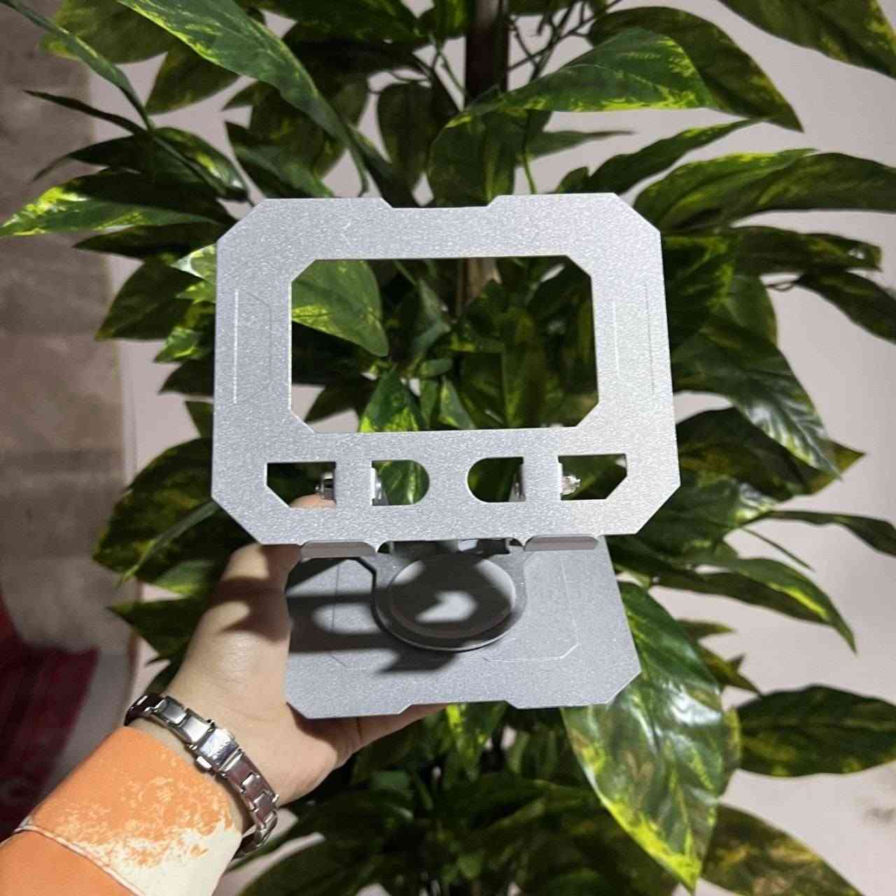 ستاند ومسند معدني قابل للطي للموبايل والأيباد (Foldable Metal Holder)
ستاند مكتبي معدني متين وقابل للطي بالكامل، مصمم ليوفر ثباتاً ممتازاً وزوايا رؤية مرنة ومريحة للهواتف الذكية والأجهزة اللوحية أثناء الاستخدام اليومي.

• هيكل معدني متين وعالي التحمل: مصنوع بالكامل من معدن كاربون ستيل (Carbon steel) لضمان المتانة وعمر استخدام أطول.

• دوران كامل 360 درجة: قاعدة الستاند تدعم الدوران بزاوية 360 درجة لتغيير الاتجاه بسهولة وسلاسة.

• تعديل حر للارتفاع والزاوية: يتميز بذراع قابلة للتعديل والتحكم بالارتفاع والزاوية (دوران المفصل 180 درجة) لتوفير أفضل رؤية مناسبة لك.

• ثبات ممتاز ضد السقوط: تصميم هندسي ثابت يضمن عدم تمايل أو إنزلاق الأجهزة أثناء وضعها عليه.

• حماية من الإنزلاق: يحتوي على قطع سيليكون مانعة للإنزلاق (Anti-slip silicone) لحماية جهازك من الخدوش وتثبيته بأمان.

سهل الحمل والتنقل (Easy Pack)ستاند قطعة واحدة قابل للطي بشكل مسطح وكامل، مما يجعله سهل الحمل والاستخدام في أي وقت وأي مكان
ستاند ومسند معدني قابل للطي للموبايل والأيباد (Foldable Metal Holder)
السعر 15 الف والتوصيل بغداد 3 الف والمحافظات 5 الف
***********
