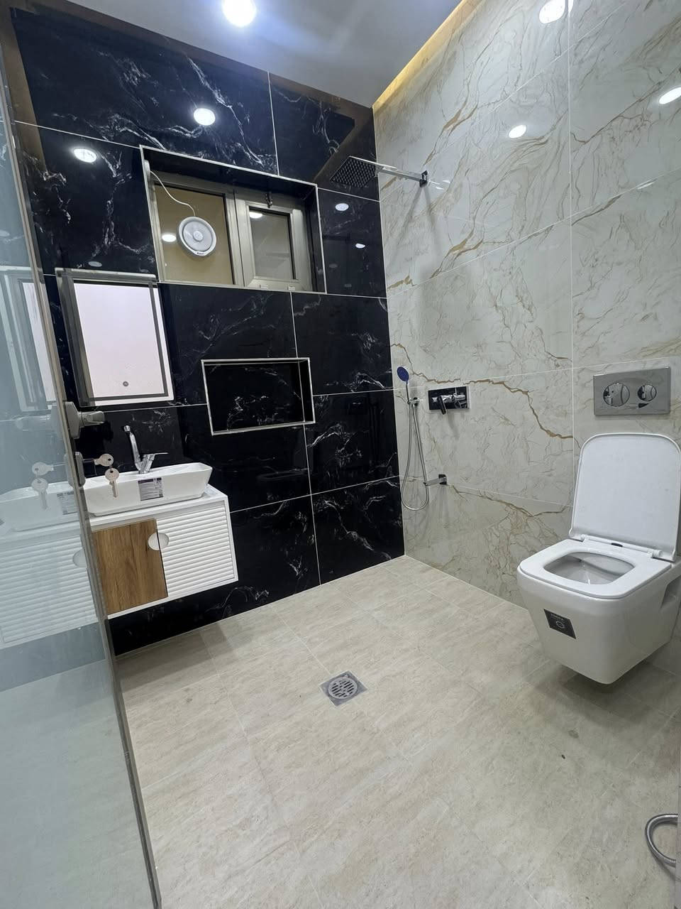 عقار للبيع زيونه محله 710 المساحه 150 متر يحتوي على 4 غرف نضام سويتات بناء 2025  الاستفسار ***********
