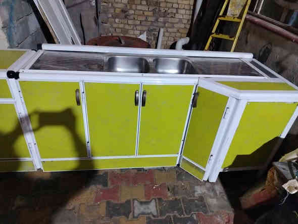 يالله يارزاق كاونتر تزگام 4 امتار و 22 سانتيم سعره 400 ضخم كلش سنك حوضين والملحق 3 اماتر يگعد جوا طباخ وبيه مكان لشافطه وغسالات ع 80 وع 90 والله بلاش بس يمي ***********
