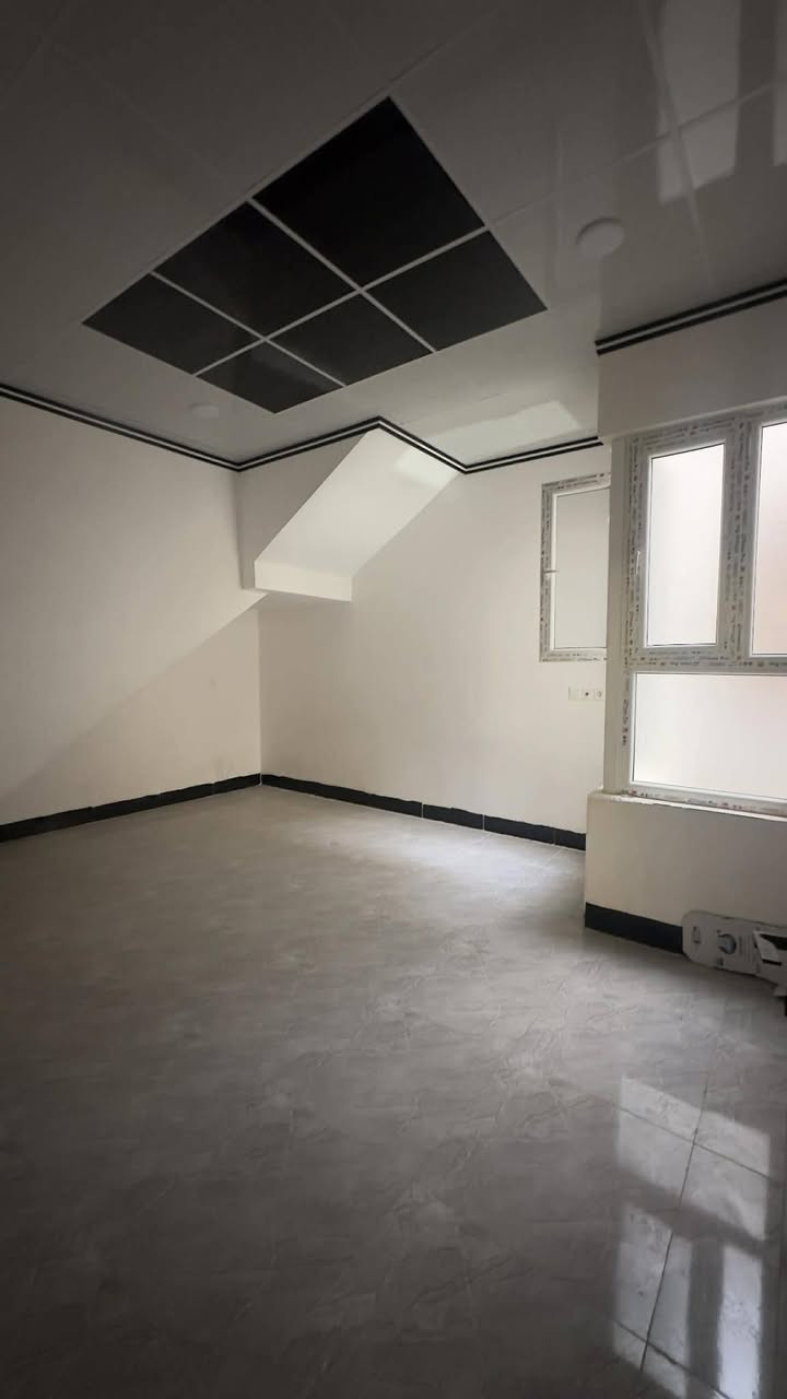 السلام عليكم شقه يجار حي السماح الاركان على الشارع العام موقع مميزه غرفتين هول مطبخ صحيات وستقبال بناء 🏢 حديث فول فول التواصل ***********اسيا ***********
