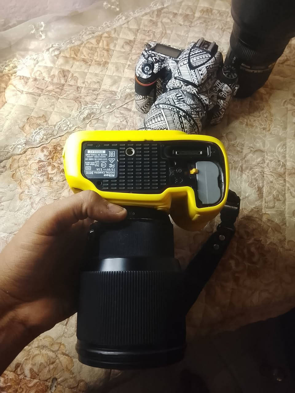 السلام عليكم كامرات ثنين وتريكر نيكون لمس  وعدسات 4
الكامره الصفره 610فول فريم بعد معروفه بل صور شترهه بل 150كي لو 200كي تجي وياهه بطاريه وشاحنته وجلاتين حمايه اذا بس البدي 450الف اذا البدي ويا عدسه 85ارت بعد معروفه الارت العدسه والبدي 750الف 

الكامره الثانيه 750فول فريم هم معروفه بل صور والفيديو شتر الكامره بل 150كي وبس بيت واحد مال رام عطلان والثاني شغال وياهه عدسه 18/140+عدسه 70/24الصدار الول الاصليه +عدسه 50ملم اذا تريد بس البدي 500الف واذا وهيههه العدسات 850الف الكامره والعدسات الله شاهد صح شترهن عالي شويه بس والله تصويرهن يخبل 

وتريكر لمس مالت نيكون بعده جديد حته كارتونته موجوده مستعمل قليل سعره 75الف الشراي اتصل ***********
وبي خير ويدلل
