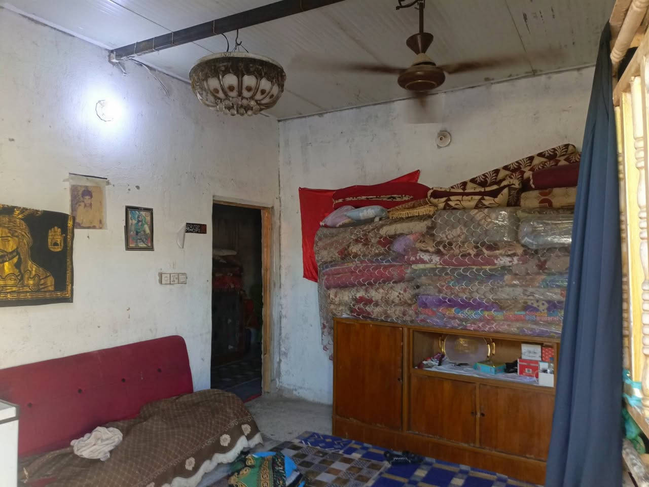السلام عليكم بيت تجاوز حي السلام قريب عل شارع العام 100متر قرب تانكي الصمود للبيع البيت مكون من غرفتين نوم وحده عكاكدة وصالة ومطبخ واستقبال وصحيات خارجية البيت سنديوش اصلي نوع متل براغي بناء البيت ب 2024 للبيع سعر6وبي مجال تواصل خاص او على الرقم ***********
