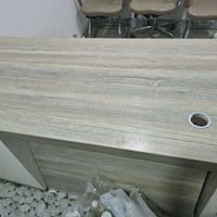 ميز مكتبي • ٣ كراسي • قرب جسر لقاء