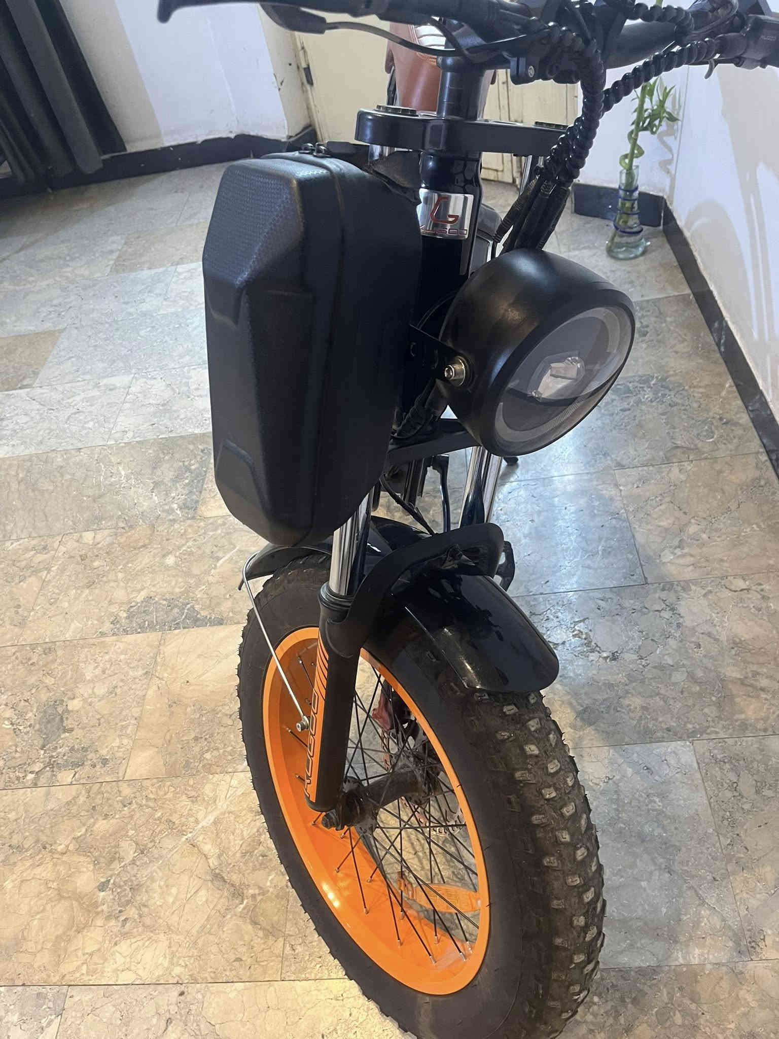 دراجة من شركة kugoo دراجة شحن وبنفس الوقت بايسكل الدراجة 3 سرع سرعتها 60 حقيقي تتحمل وزن 150 نوع البطارية ليثيوم ايون دبلات امامي خلفي حجم التاير كبير 48 فولت 24 امبير بريكات دسك هايدروليك تحتوي على عقرب من نوع شيمانو 6 سرع السعر مليون
