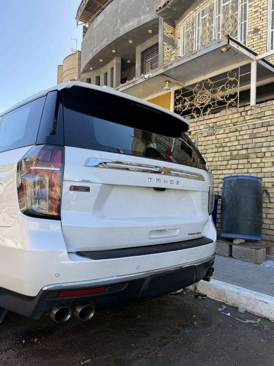 تاهو للبيع 2021السياره فول المواصفات جوه السياره كفاله عامه السياره مرقمه بغداد عنواني بصره الرقم الاماني الجديد 
وارد خليجي مغلفه ببف الون صدفي النضافه امبينه 
 السعر 490ورقه مكاني البصره الرقم ***********
سيارة شيفروليه تاهو بريمير (Premier) 2021 هي الفئة الأعلى (فل كامل) قبل فئة "هاي كاونتري"، وقد شهد هذا الموديل بداية الجيل الخامس بتغييرات جذرية في التصميم والتقنيات.
إليك أبرز مواصفات تاهو بريمير 2021:
1. الأداء والمحرك
• المحرك: V8 سعة 5.3 لتر (EcoTec3).
• القوة الحصانية: 355 حصان.
• عزم الدوران: 519 نيوتن متر.
• ناقل الحركة: أوتوماتيكي بـ 10 سرعات (بأزرار تبديل بدلاً من العصا التقليدية).
• نظام التعليق: تتميز فئة بريمير بنظام Magnetic Ride Control (التحكم المغناطيسي بالركوب) لتوفير سلاسة فائقة، مع توفر خيار نظام التعليق الهوائي التكيفي.
2. المواصفات الخارجية
• العجلات: جنوط ألومنيوم مقاس 22 بوصة.
• الإضاءة: مصابيح LED أمامية وخلفية كاملة.
• المرايا: قابلة للطي كهربائياً مع ميزة التدفئة والذاكرة ومؤشرات النقاط العمياء.
• الدرجات الجانبية: قابلة للتوضيب كهربائياً (في بعض النسخ) مع إنارة محيطية.
• صندوق الأمتعة: باب خلفي يفتح كهربائياً بتمرير القدم.
3. المقصورة والرفاهية
• المقاعد: جلد فاخر مع خاصية التدفئة والتبريد للمقاعد الأمامية، وتدفئة لمقاعد الصف الثاني.
• النظام الصوتي: نظام Bose Premium المكون من 10 مكبرات صوت.
• الشاشات:
• شاشة لمس مركزية مقاس 10.2 بوصة تدعم Apple CarPlay و Android Auto (لاسلكي).
• شاشة عدادات رقمية مقاس 8 بوصة.
• إمكانية وجود شاشات خلفية مقاس 12.6 بوصة لركاب الصف الثاني.
• الثلاجة: مدمجة في الكونسول الوسطي بقدرة تبريد عالية تصل إلى -5 درجات مئوية.
• السقف: فتحة سقف بانورامية واسعة.
4. أنظمة الأمان والتكنولوجيا
• الرؤية: كاميرات محيطية 360 درجة وشاشة عرض على الزجاج الأمامي (HUD) مقاس 15 بوصة.
• مساعدة السائق:
• تنبيه التصادم الأمامي مع فرملة طوارئ أوتوماتيكية.
• تنبيه مغادرة المسار مع المساعدة على البقاء في المسار.
• نظام تنبيه حركة المرور الخلفية والنقاط العمياء.
• حساسات ركن أمامية وخلفية.
