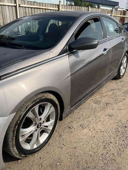 السلام عليكم 
سوناتا 2011 رقم بغداد بأسمي 
مصبوغه عام جانت صفرة ورجعت خصوصي 
حادثها جاملغ امامي 
كير مكينه تبريد حداديه خير من الله
85 بيها مجال قليل
العنوان بغداد الشعب او ساحة مضفر  
***********
