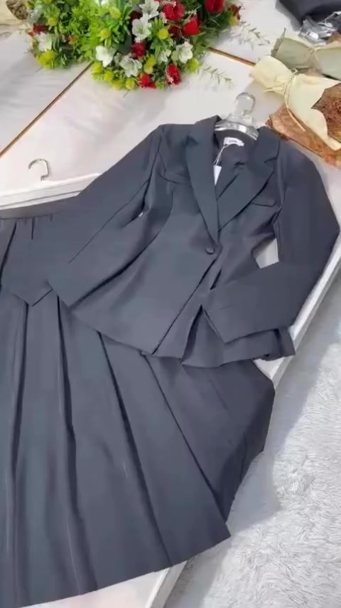 طقم قطعتين ستره مع تنوره

خامة دابل  ايطالي كوالتي جدا عالي 

قياس  38 40 42 44 46 48

#اكسبلور #fyp #fashion #style #explore


**إذا كنت صاحب هذا الإعلان وتريد حذفه لأي سبب، رجاءا أرسل رسالة إلى الدعم الفني**