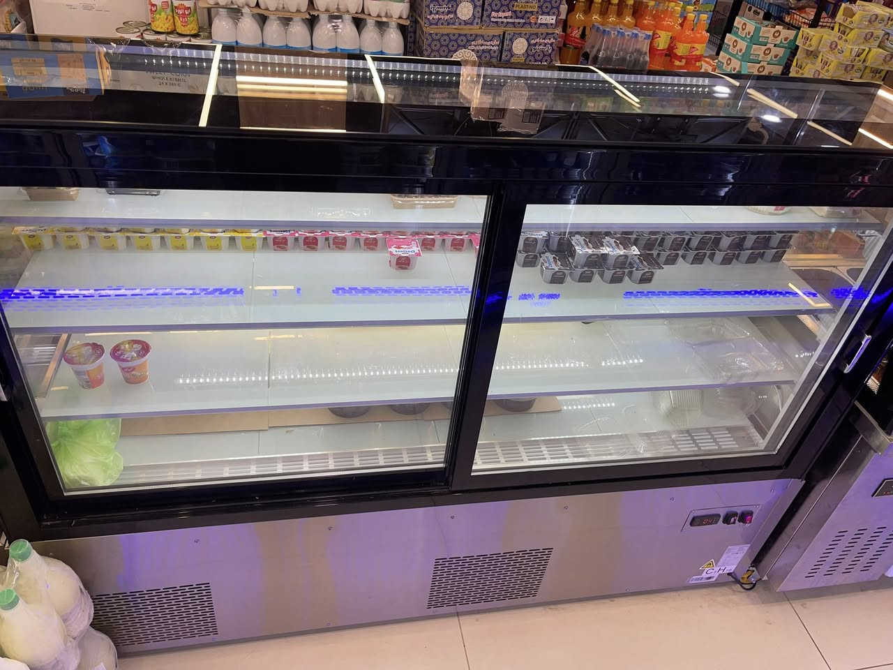 مكلف بالنشر 
عارضة كيك للبيع جديدة استخدام اقل من شهر 
لمعرفة السعر والتفاصيل بأمكانكم الاتصال على الرقم 👇

***********
