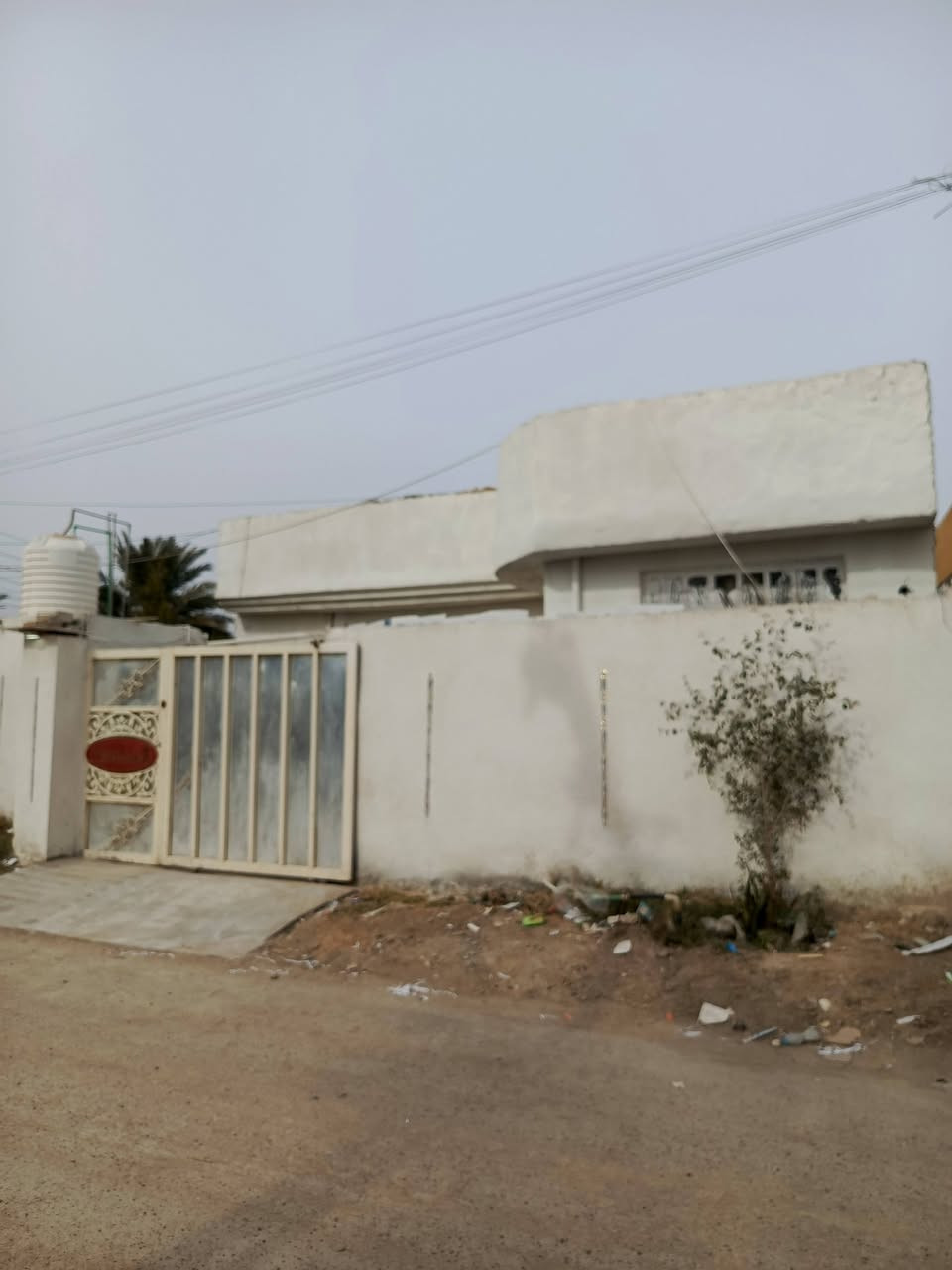 السلام عليكم. بيت البيع مساحه 140 طابو صرف يتكون من غرفتين وصاله واستقبال  وصحيات خارجيه وحمام داخل.  مكاني حي عداي قرب صدام ابو الحديد الاستفسار ع هاذه الرقم ‏‪‏‏‪***********‬‏ او مراسله الصفحه.
