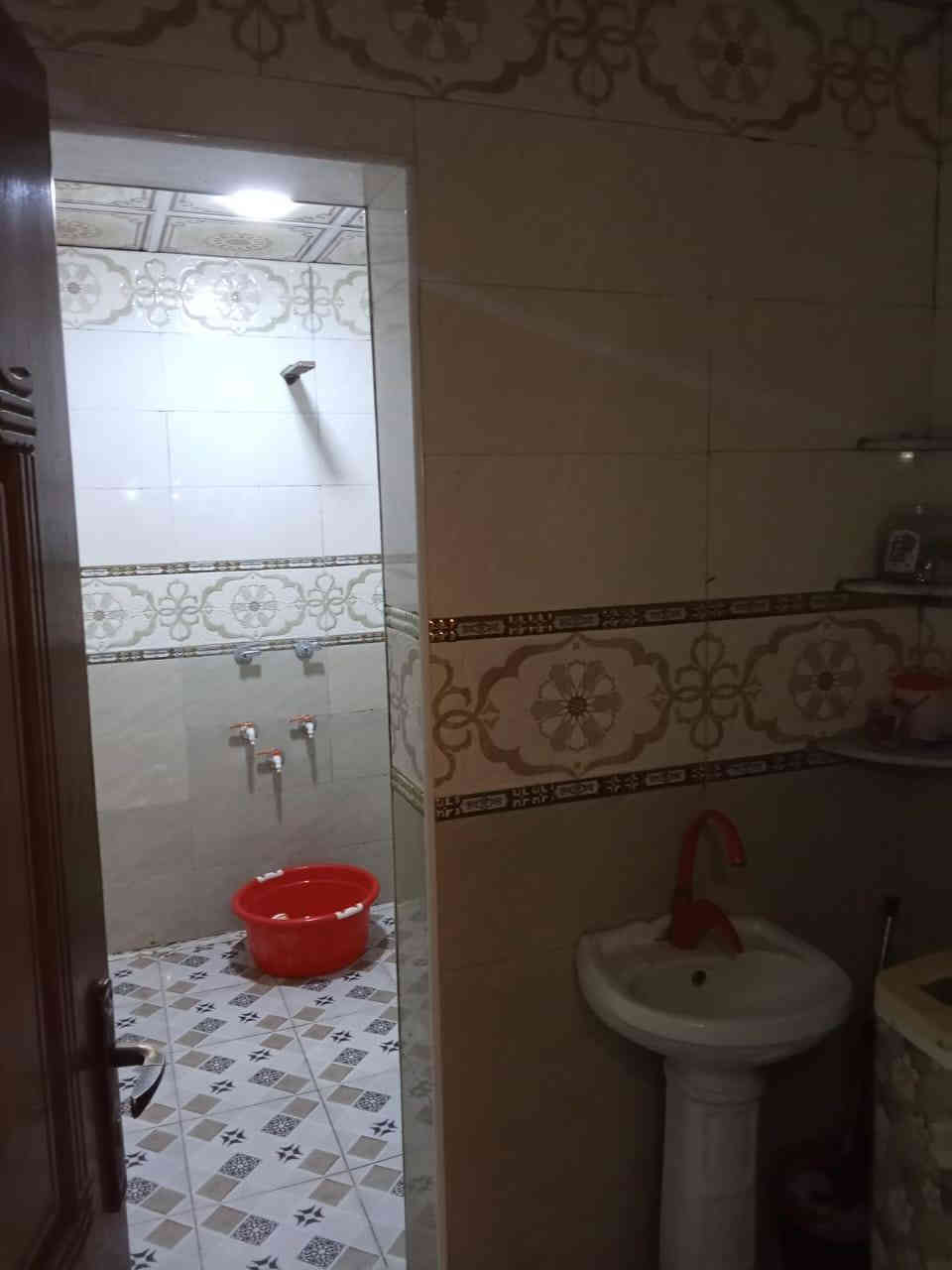 بيت للبيع من صاحب الملك نفسه الشراي احوله اله
 المساحة / 160 متر 
نوع الطابو / ملك صرف
سنة البناء / 2024 البناء بلوك الشلامجة بناء حديث والبيت ركن
طابق واحد
يحتوي على استقبال ومطبخ وصاله وغرفتين نوم وكراج وصحيات داخلية وخارجية
العنوان / البصرة . التنومة . حي الجامعة . نهاية شارع سيد عواد
السعر / 225 مليون وبي مجال
باقي التفاصيل خاص او واتساب فقط 
***********
