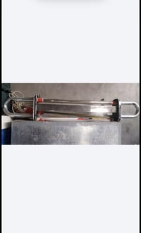 دعامة خلفية أصلية لسيارة Toyota HiAce للبيع بحالة ممتازة ونظيفة جداً ا...