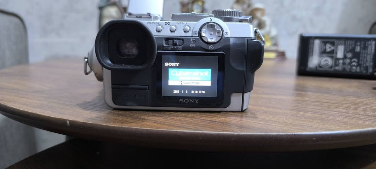 السلام عليكم 
كاميرا ديجيتال 
ماركه SONY 
صناعه ياباني 
زوم متحرك 
شغاله 
بطاريه تفقد شحن 
مع شاحنه 
بدون رام 
السعر 125
التوصيل 5 بغداد 6 باقي المحافظات


**إذا كنت صاحب هذا الإعلان وتريد حذفه لأي سبب، رجاءا أرسل رسالة إلى الدعم الفني**