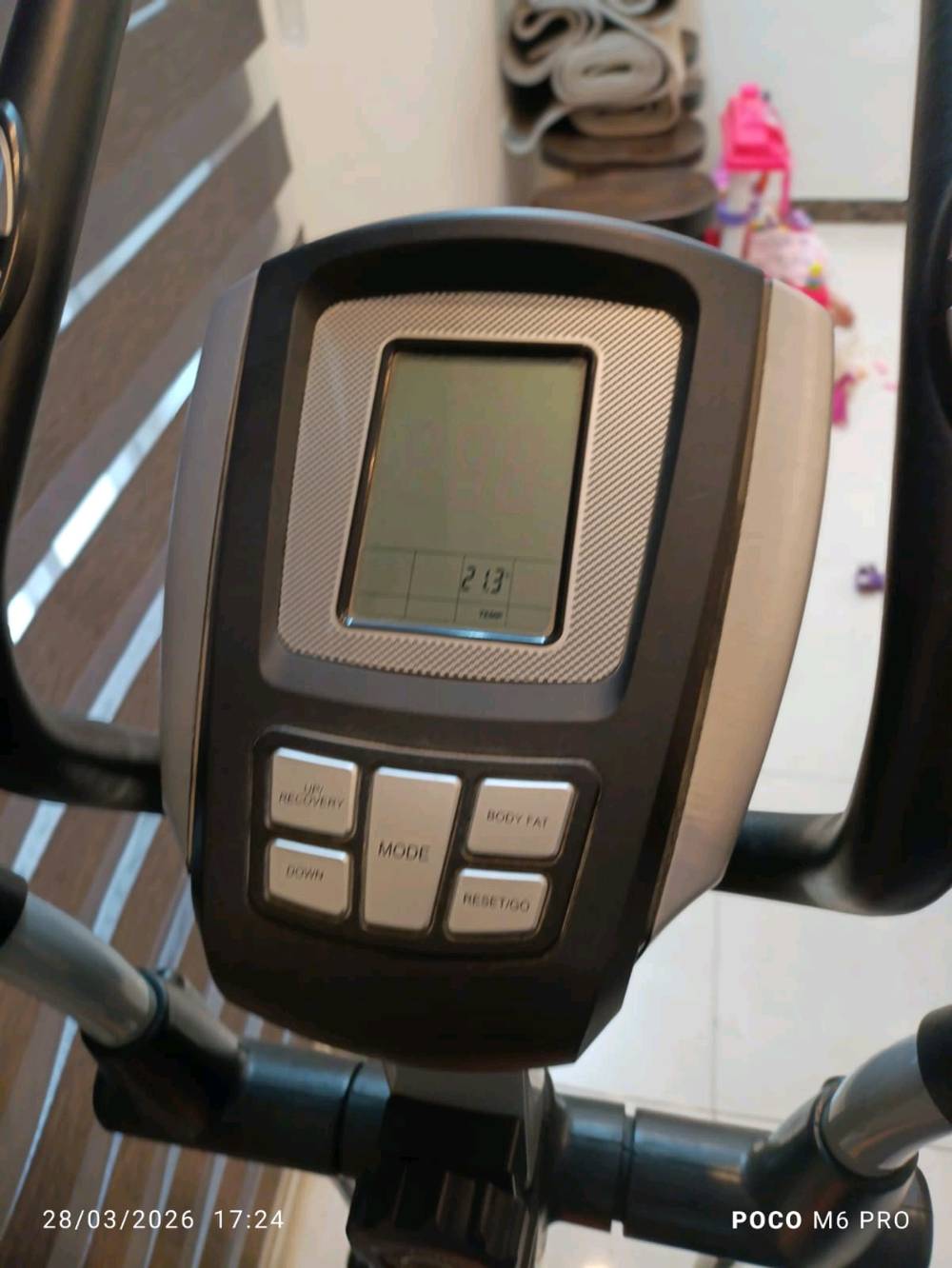  هو جهاز أوربتراك (Orbitrack) 2 في 1، وهو يجمع بين فوائد الدراجة الثابتة وجهاز المشي الهوائي (البيضوي).
مكاني بارك السعدون 
جهاز جديد استخدام قليل 