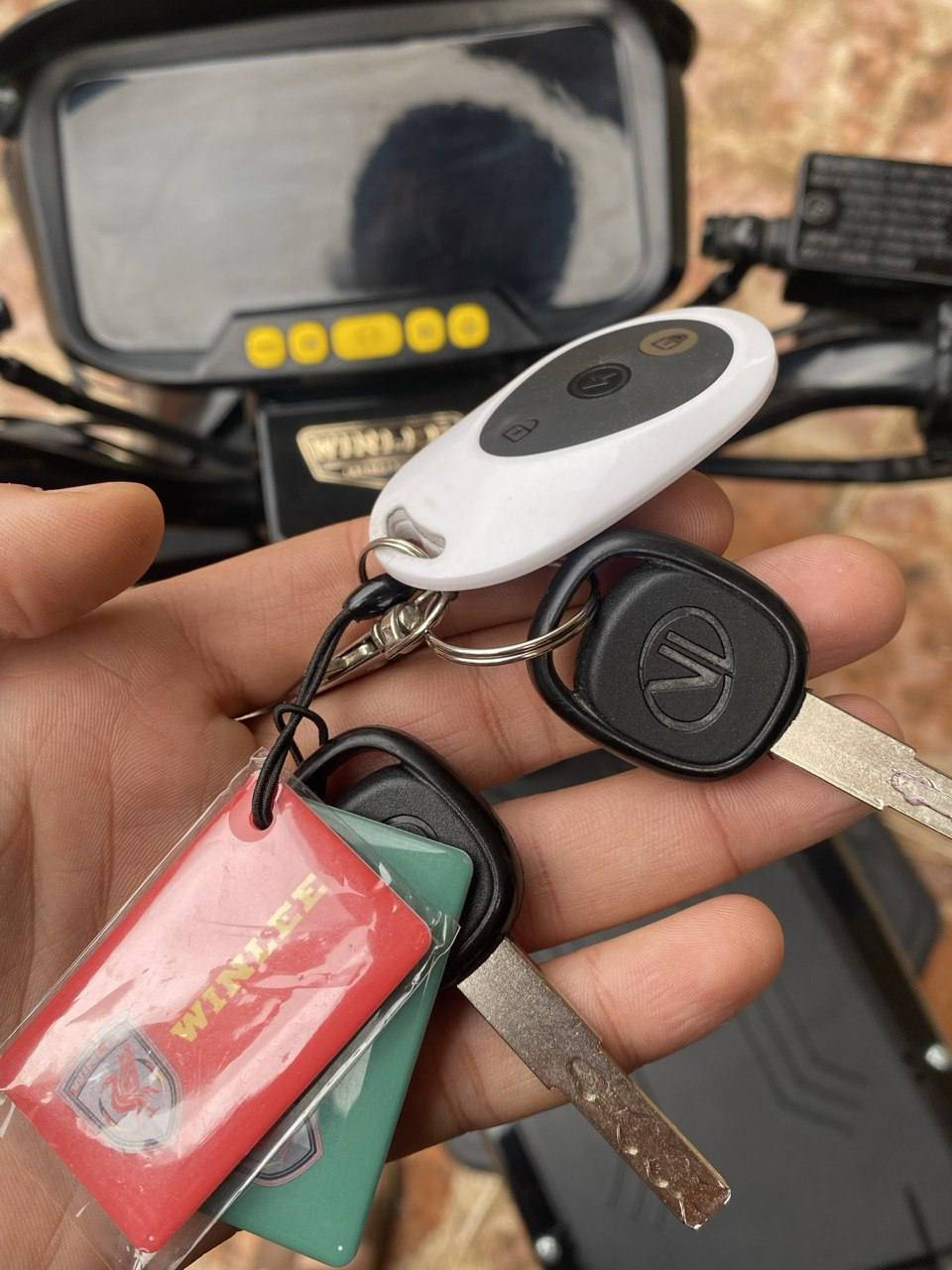 السلام عليكم دراجة شحن R9  مستعملة شهر فقط
5 بطاريات 
سويجين وبطايق 2 وبصمة 
بلوتوث ،مدخل USB للشحن
صندوق امامي 
4 كير و السرعه الاقصى 109 ومذكوره في الفيديو التفاصيل اكثر 
بريك حساس
الشحن يكفيك مسافة 40 كيلو  
مانع سرقه يوقف الدراجة مع انذار عند التحريك بدون مفتاح  

📌السعر 525 وبي مجال للأستفسار الاتصال على الرقم 

0776 161 6122
او المراسلة خاص
