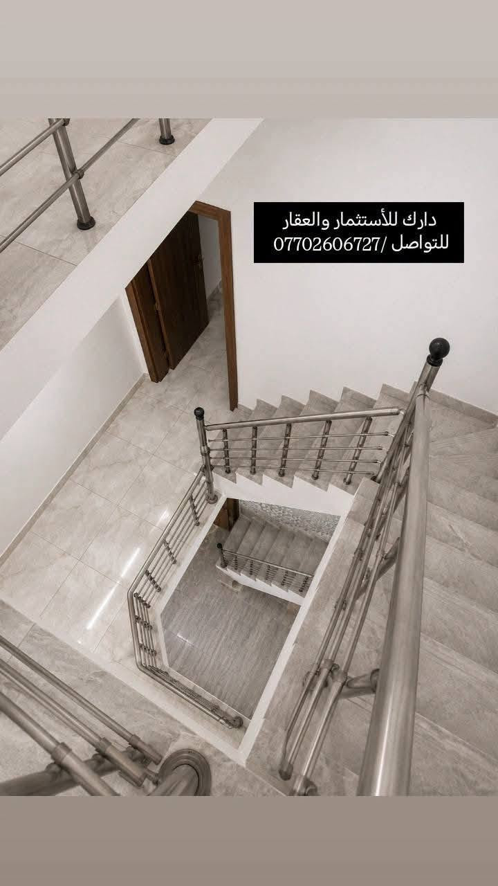 دار للايجار-موقعه البنوك النداوي شارع تجاري عام
المساحه: (55متر)
سنة البناء 2025 بناء حديث درجة اولى
يحتوي على :
*ثلاث طوابق 
*ثلاث غرف

الطابق الاول يحتوي:
-غرفة نوم
-استقبال
-حولي
-مطبخ
-ترك
-صحيات

الطابق الثاني يحتوي :
-غرفتين نوم
-حولي كعده بسيطه
-صحيات

الطابق الثالث يحتوي:
-سطح كبير 
-يحتوي على سخان كامل جديد 
-تانكي جديد كامل. 
-ماطور مي جديد كامل.

ملاحظه/الدار كامل من ناحية الكهرباء فقط اشتراك مولد 
 
للتواصل /***********
موقعنا-البنوك شارع الكنيسة مجاور روضه البنوك الأهلية
شركة كل العرب
توجد لدينا عروض اخرى بمساحات مختلفه
