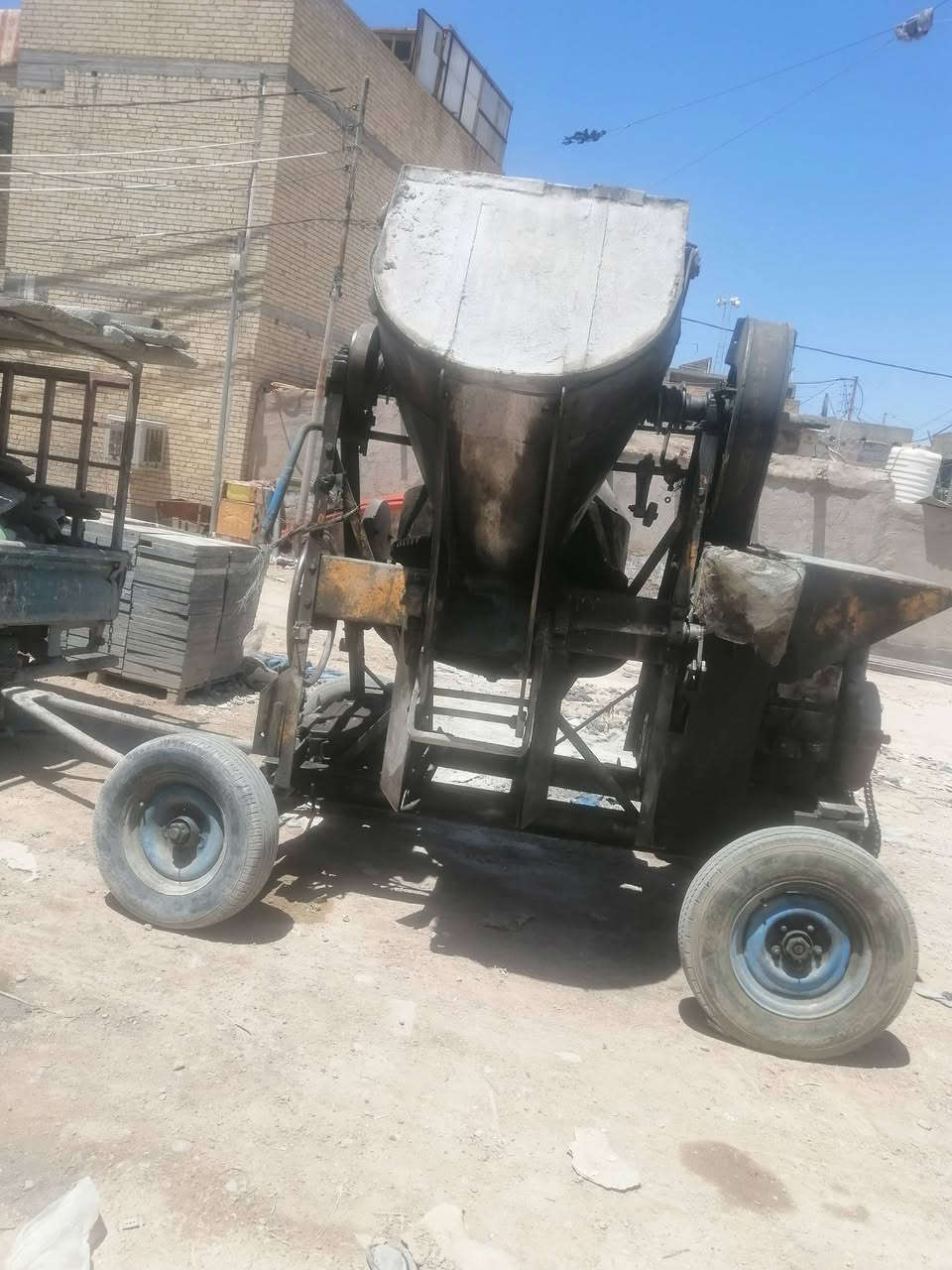 سلام عليكم خباطه البيع وياه غراض بغداد مدينه الصدر *********** سعره مليون  ونص شغاله

