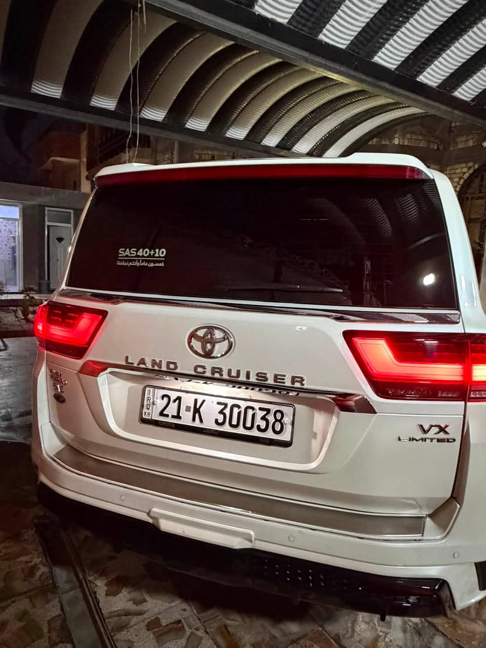لاندكروزر2024 VX Limited توين توربو 3.5L V6
هذي أعلى فئة فل كامل " بالخليج، 
يجي محرك بنزين توين توربو 
*1. المحرك والأداء*
- *المحرك*: 3.5L V6 توين توربو بنزين V35A-FTS
- *القوة*: 409 حصان @ 5200 
- *القير*: أوتوماتيك 10 سرعات
- *الدفع*: رباعي دائم Full-Time 4WD
*3. مواصفات فئة VX Limited - فل أوبشن خليجي*
*الخارجية:*
- جنوط 20 إنش
- كشافات BI-LED مع تعديل تلقائي + High Beam Assist
- كشافات ضباب LED أمامي وخلفي
- دواسات جانبية مضيئة ألمنيوم
- مرايا كهرباء تطوي + تسخين + تعتيم + ذاكرة
- سقف بانوراما/فتحة
- شنطة كهرباء
-

*الداخلية والراحة:
- مقاعد جلد فاخر
- مقاعد أمامية + صف ثاني تهوية وتسخين وكهرباء وذاكرة
- مكيف 4 مناطق مستقل
- طارة جلد + خشب كهرباء
- شاشة 12.3 إنش
- شاشة عرض على القزاز HUD
- نظام صوتي JBL 14 سماعة
- شاشات خلفية 11.6 إنش للركاب
- ثلاجة تبريد/تسخين بالكونسول
- شاحن لاسلكي 83a7666f

*الأمان والأنظمة:*
- Toyota Safety Sense 3.0
- رادار + مثبت سرعة تكيفي
- تنبيه الخروج عن المسار LDA + مساعد الحفاظ على المسار LTA
- كاميرات 360 بانورامية
- حساسات أمامية خلفية
- مراقبة النقطة العمياء BSM
مكان السيارة البصرة

رقم صاحب السيارة.  ***********
السعر 793 قفل 🔒
