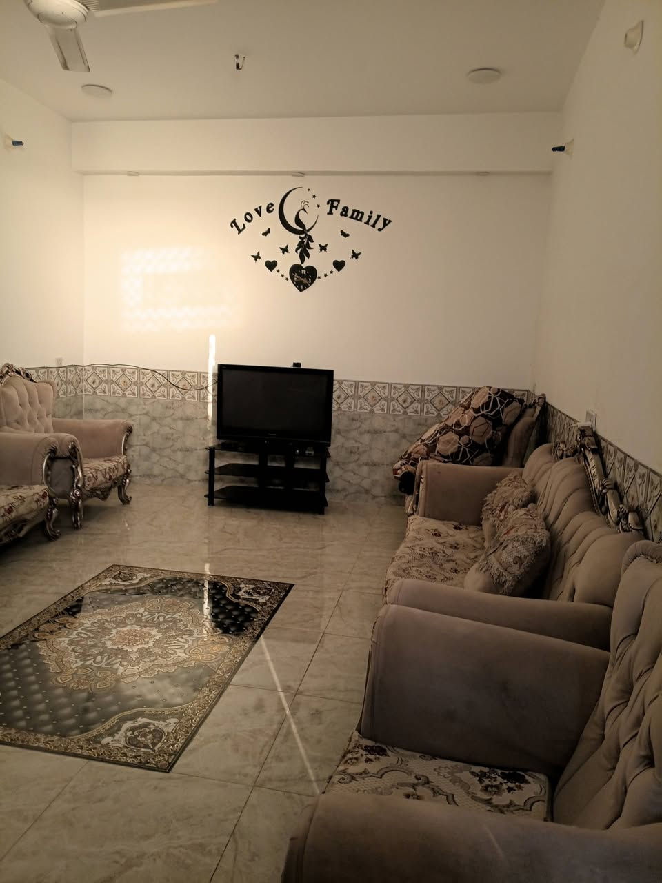 السلام عليكم بيت للبيع في المتنبي مساحة البيت 525متر ثلاث غرف نوم بناء جديد للاستفسار ***********
