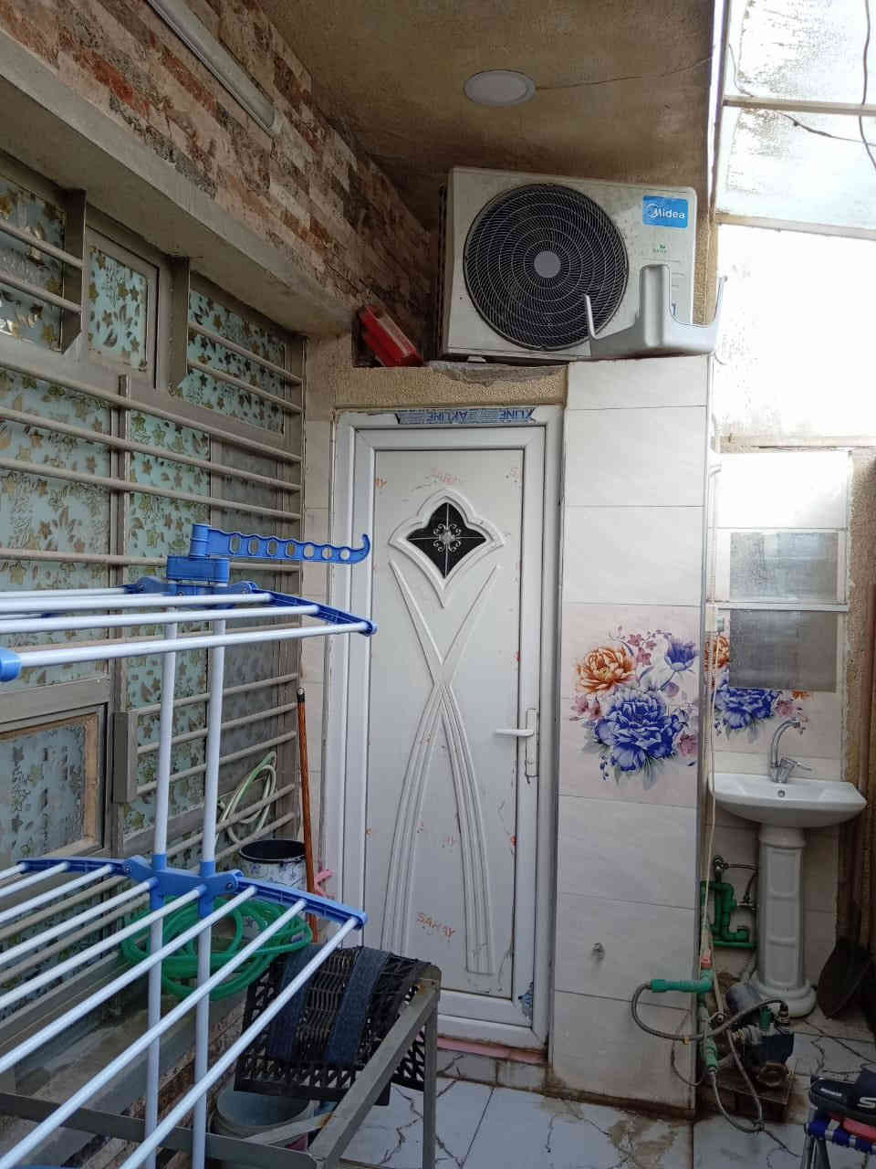 بيت زراعي سند 17 
مساحه 50 طابقين بناء حديث ونظيف كلش
واجهيه 5 
البياع مواصلات الخامسه شارع جامع خديجه الشارع عريض مجاري رئيسي تانكيات عدد 2 /1000 يحتوي على حمام خارجي استقبال ومطبخ وصحيات 
والطابق الثاني غرفتين وصحيات
السعر 75 وبي مجال البيت جاهز مابي اي نقص 

للاستفسار ***********
