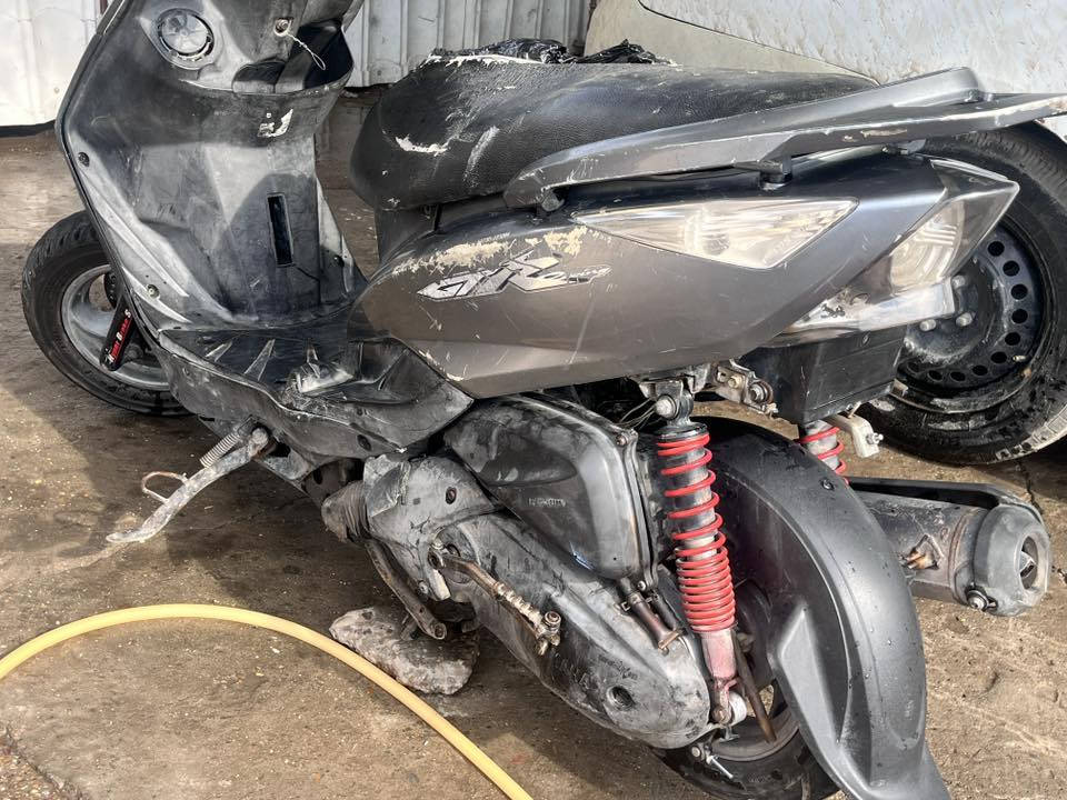 السلام عليكم ورحمة الله 
دراجه ثعلب  GTR كفراتة بلادية 
مكينته ناعمة كلش شلعه ومعدل زينات
دراجة ابيعة كوم حديد كوم حديد بيه نقوصات بسيطه مثل تحرك كلوبات وكابريتر وصخه تذبله ٥٠ الف ترجع جديده تكمل كل نقوصاته كوم حديد ابيعة    السعر (275) قفل قفل ربع مينزل 
مكاني بياع 
***********
