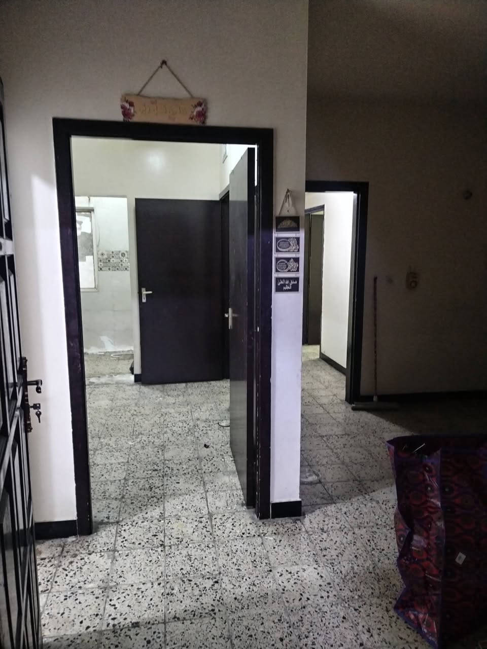 شقه مجمع٥ السيديه طابق وسط ٢نوم وخدمات نظيفه للايجار مطلوب عائله صغيره مرتبه موظف م الصفا للعقار السيديه ***********
