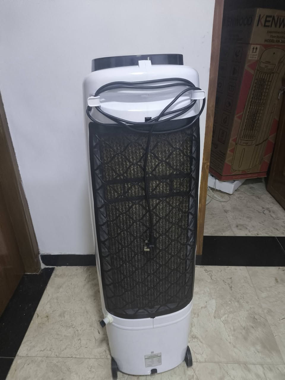 الماركة: كينوود (KENWOOD) الأصلية.جديده بالباكيت بغداد الغزاليه ***********
التصميم: عمودي أنيق وعصري، يوفر مساحة كبيرة في الغرفة وسهل الحركة.

لوحة التحكم: تدعم ميزات متعددة تشمل: 

مؤقت ذكي (Timer).

توزيع هواء ذكي متحرك في أربعة اتجاهات (Swing U/D & L/R).

وضعية النوم الهادئة (Sleep).

التحكم في السرعات (منخفضة، متوسطة، عالية - Low, Mid, High).

خاصية التبريد الإضافي (Cool).

الحالة: نظيفة جداً وبحالة ممتازة (شبه جديدة) وتعمل بكفاءة عالية

