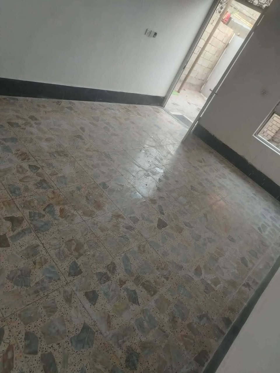سلام عليكم
***********
بيت للبيع مساحه 100 لبيت  تجاوز يحتوي على غرفه نوم ومطبخ واستقبال مع صحيات كامل خدمات ماي كهرباء مجاري  ارضيه البيت رفت  السعر 28 العنوان بغداد الامين الثانيه
